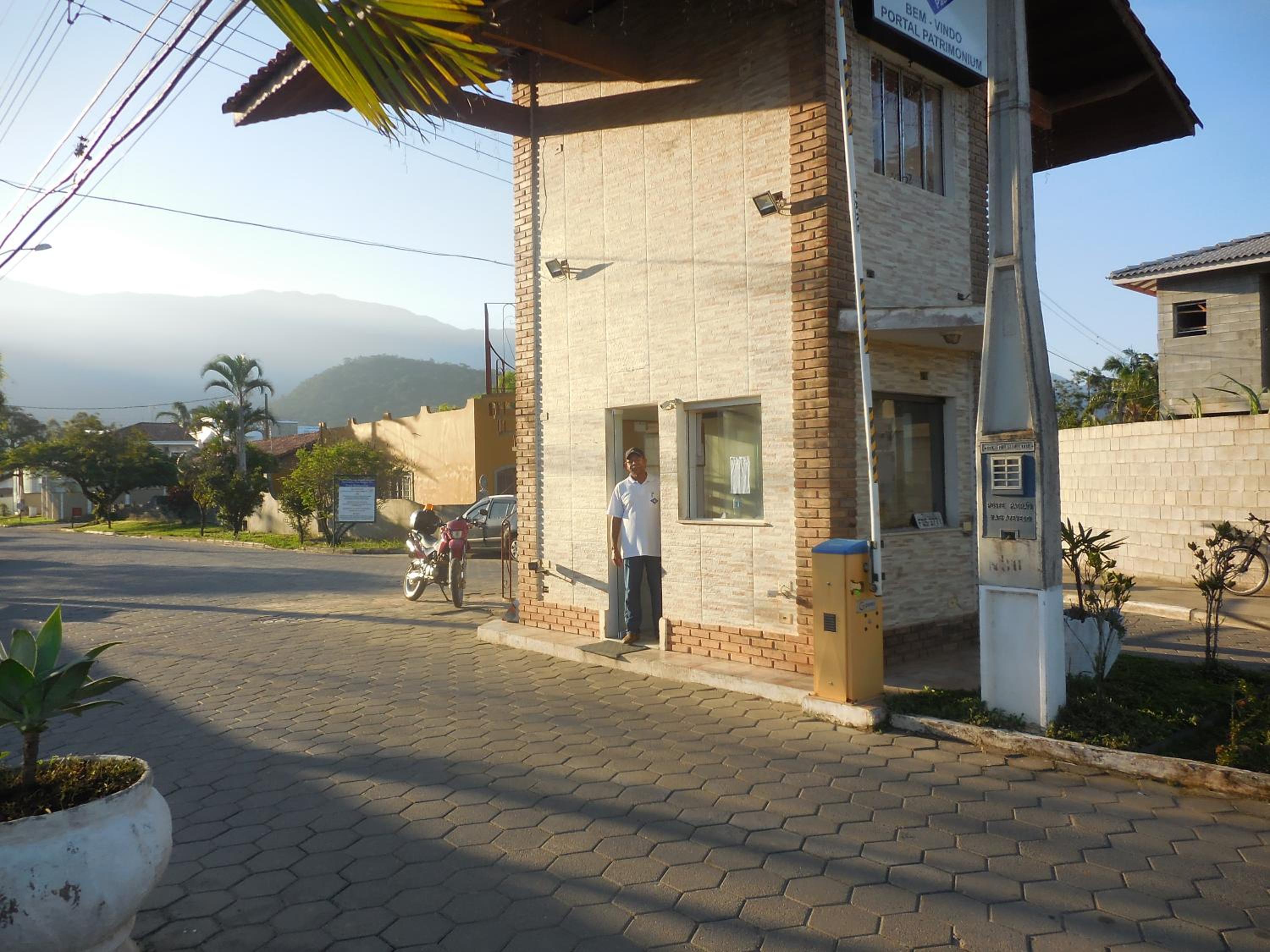 Sobrado com piscina em condomíno fechado a 150 M da praia