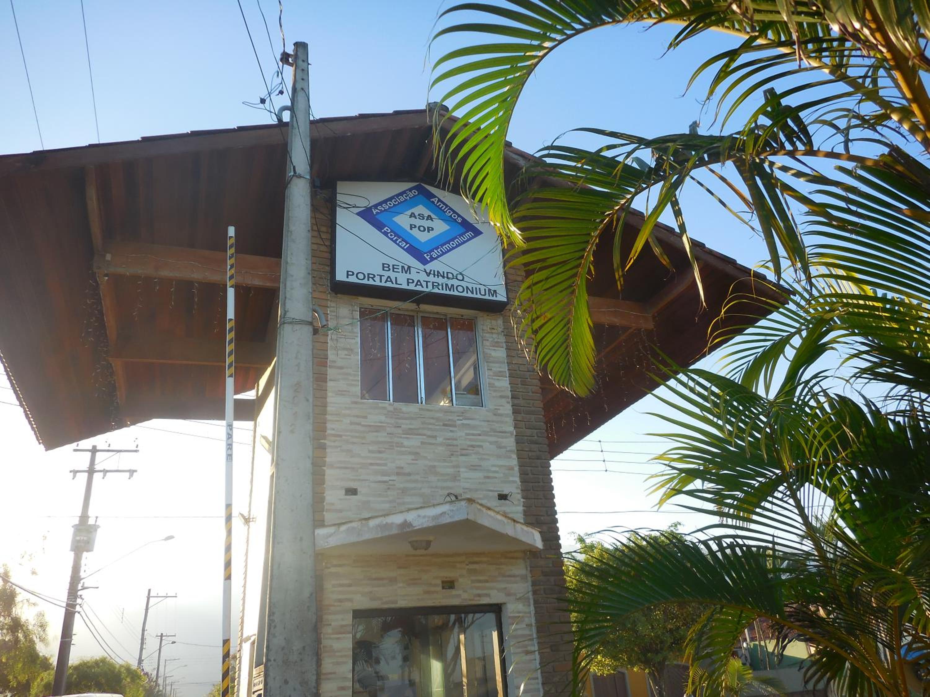 Sobrado com piscina em condomíno fechado a 150 M da praia