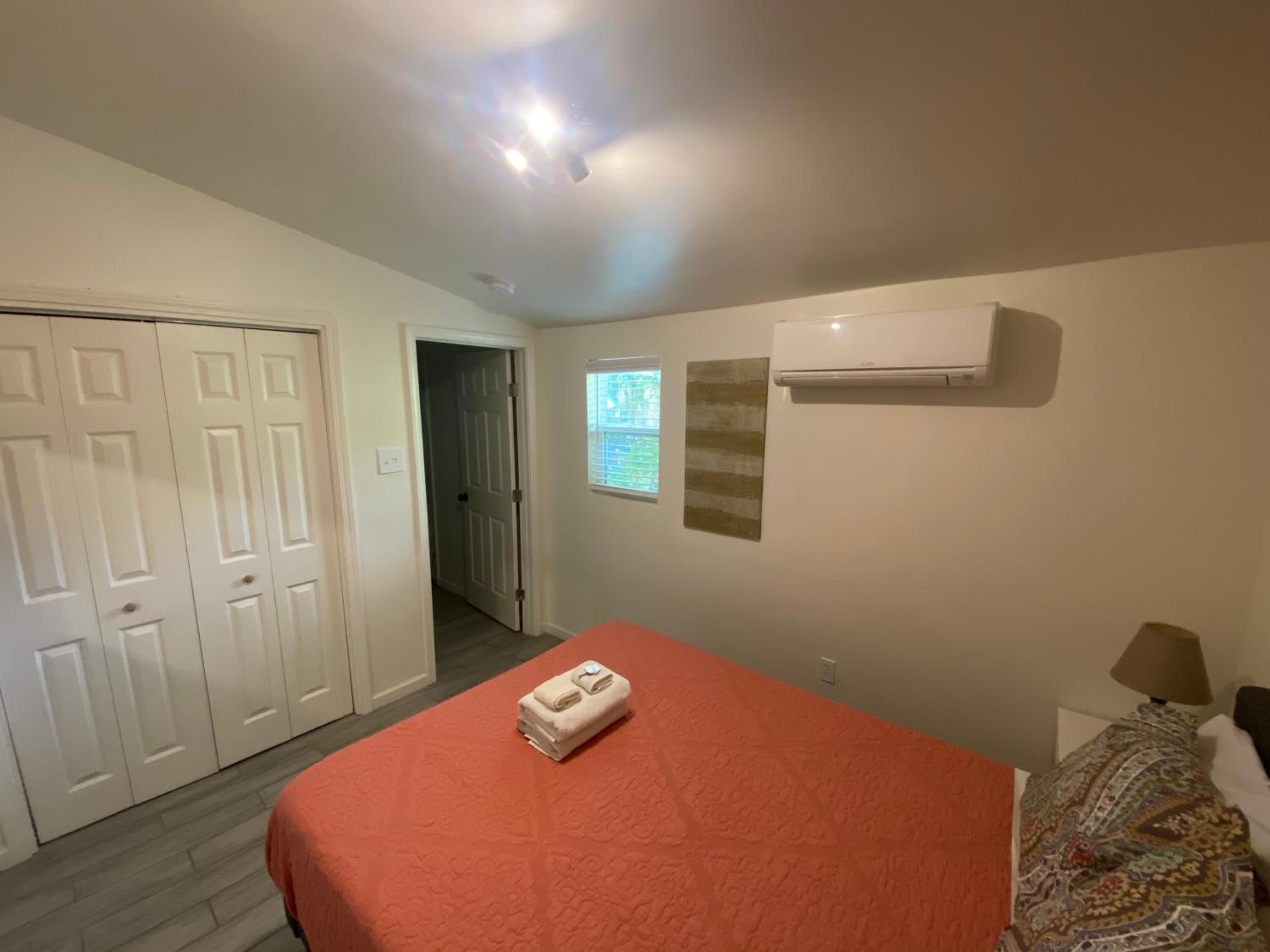 One bedroom apartment with hot tub 2 blocks to Magazine street