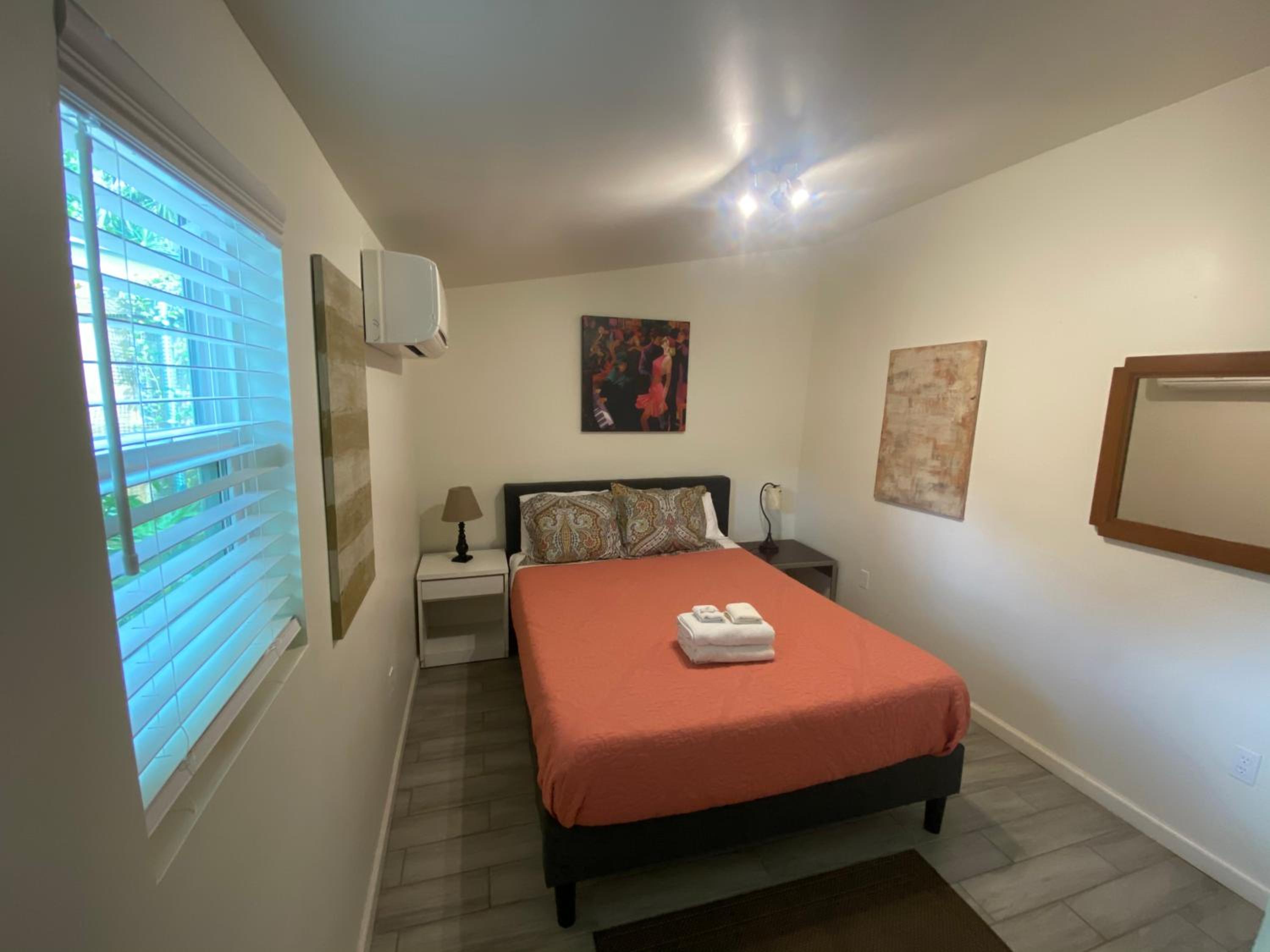One bedroom apartment with hot tub 2 blocks to Magazine street