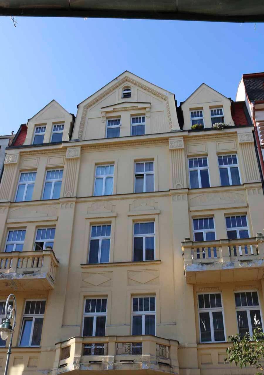 Retro big Apartment with two balconies and lift