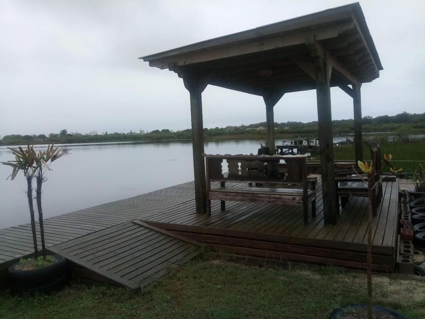 Casa na beira da lagoa com piscina e rampa para embarcações