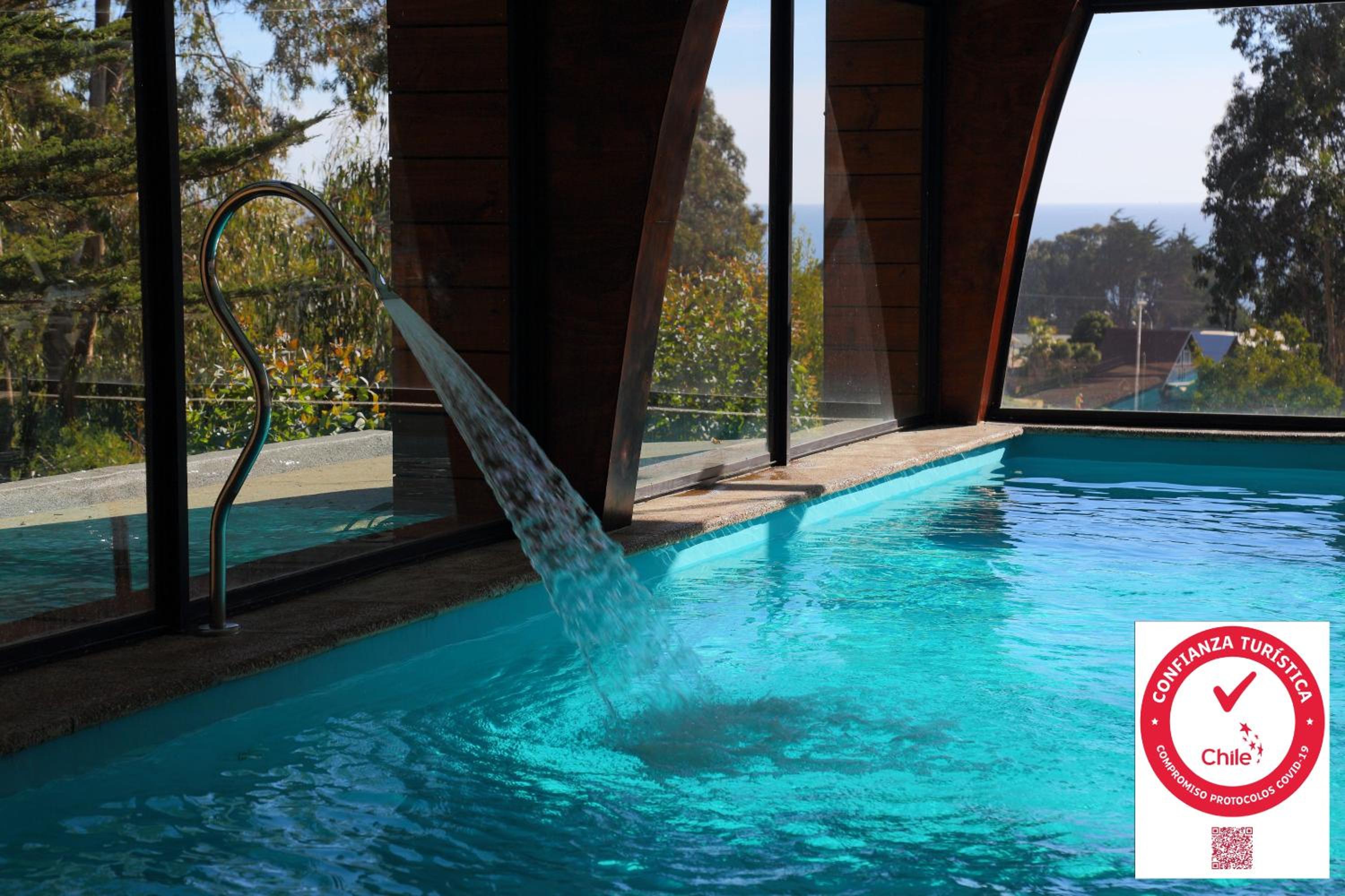 Hotel Cabañas y Spa Costa Patagonia - Piscina Climatizada - Image 1