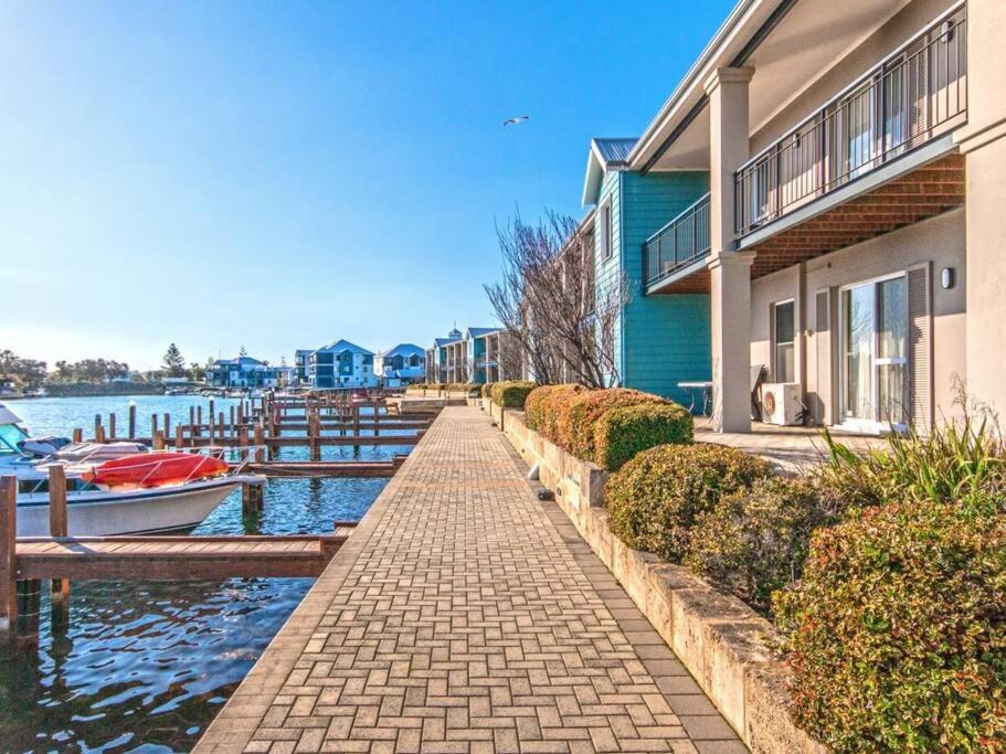 Hotel Waters Edge Apartment with Jetty - Image 1