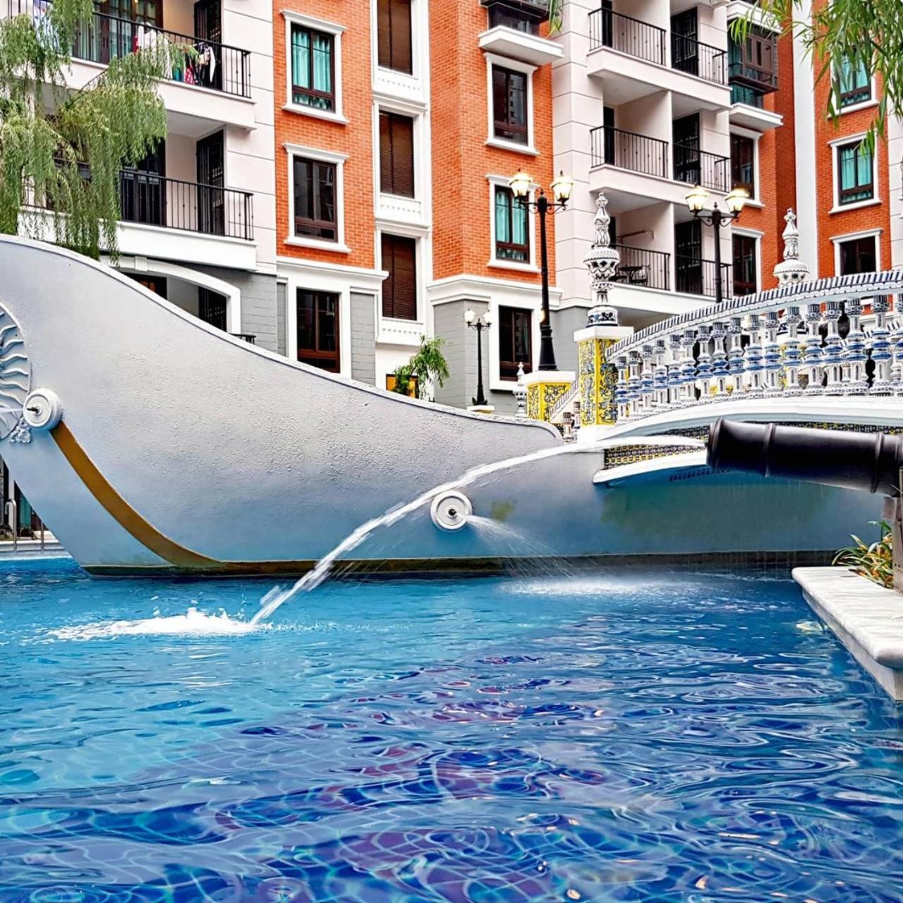 Espana Condo by Som