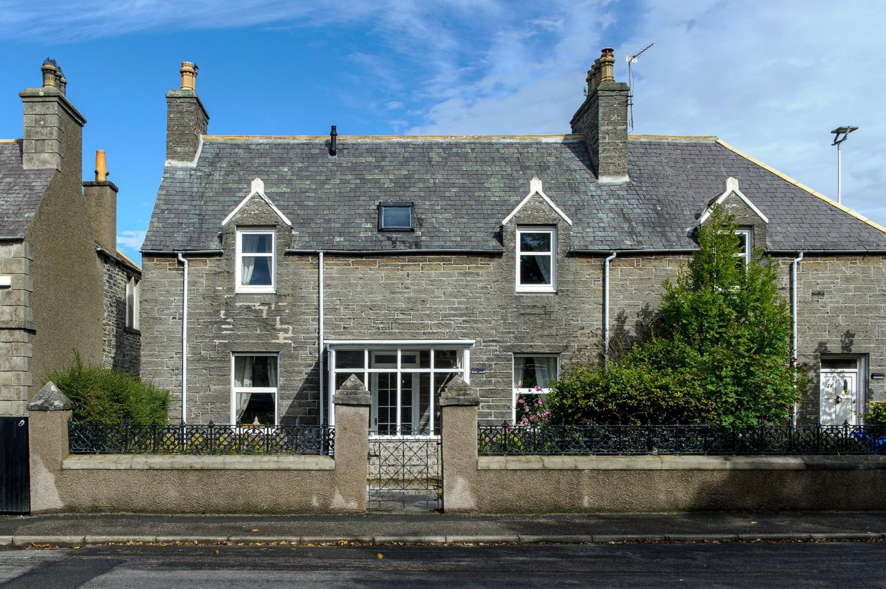 Hotel Charming Townhouse on North Coast 500 Route, Wick - Image 1