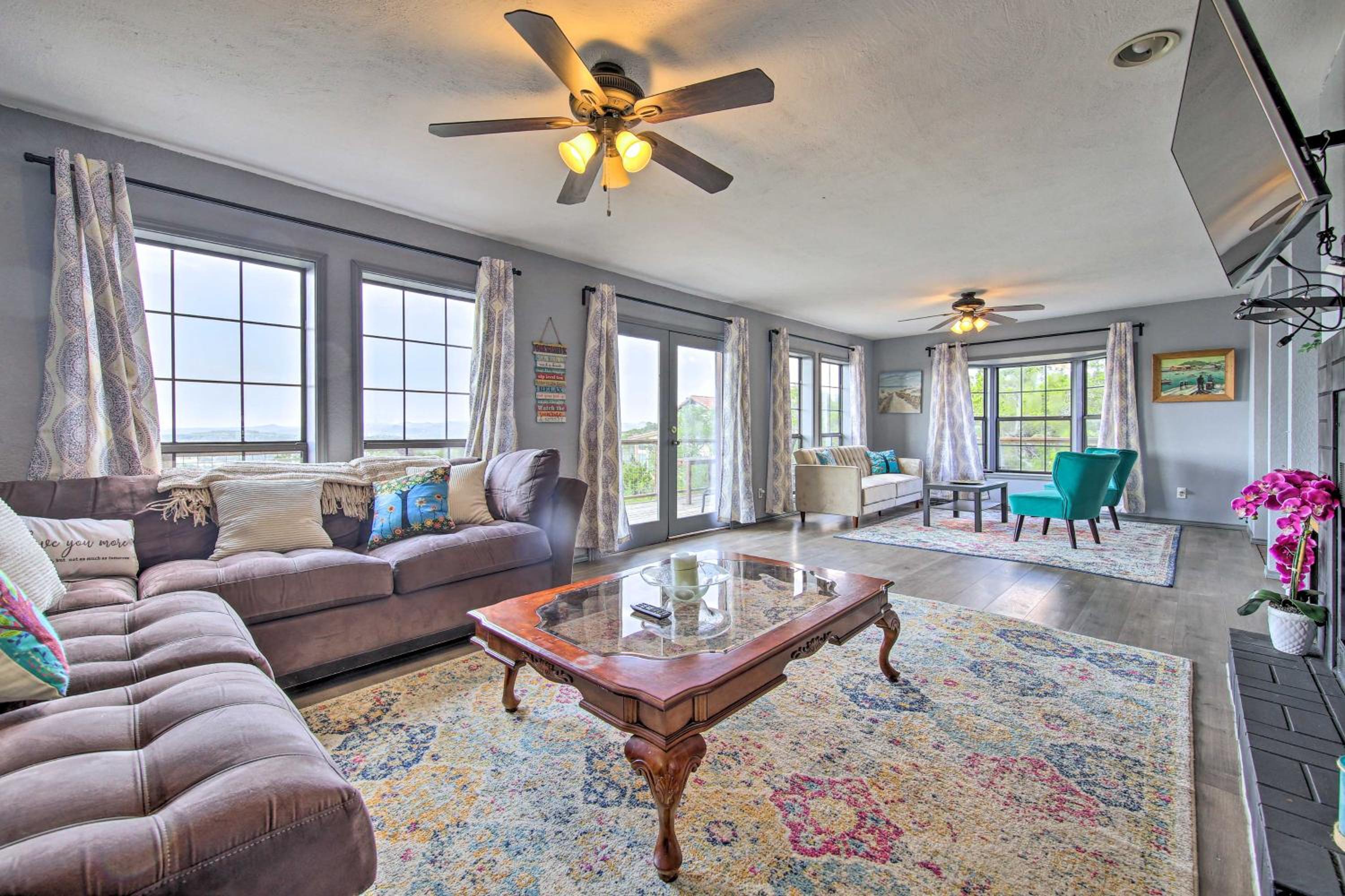 Scenic Hilltop Hideaway, Mins to River and Lake