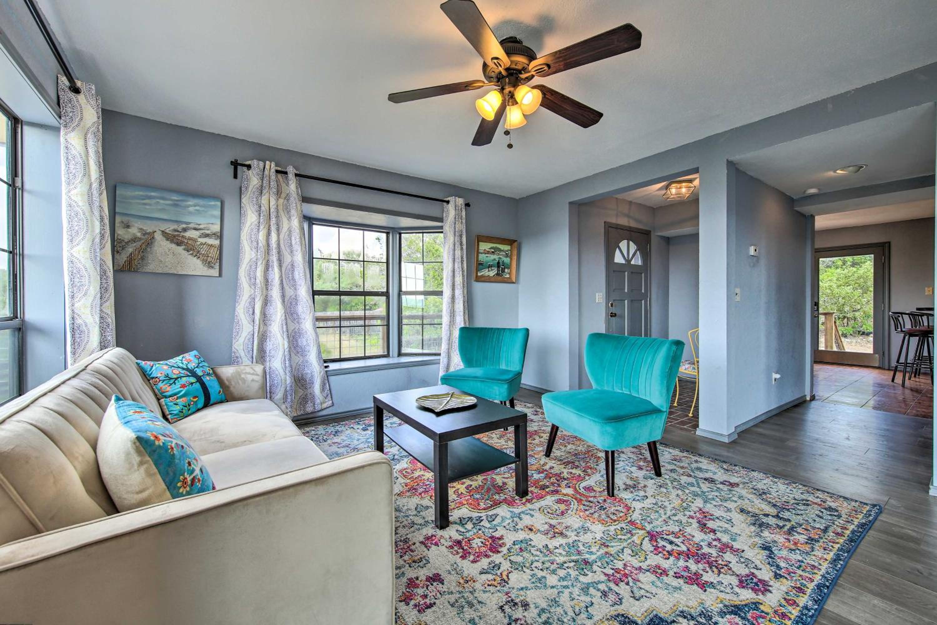 Scenic Hilltop Hideaway, Mins to River and Lake