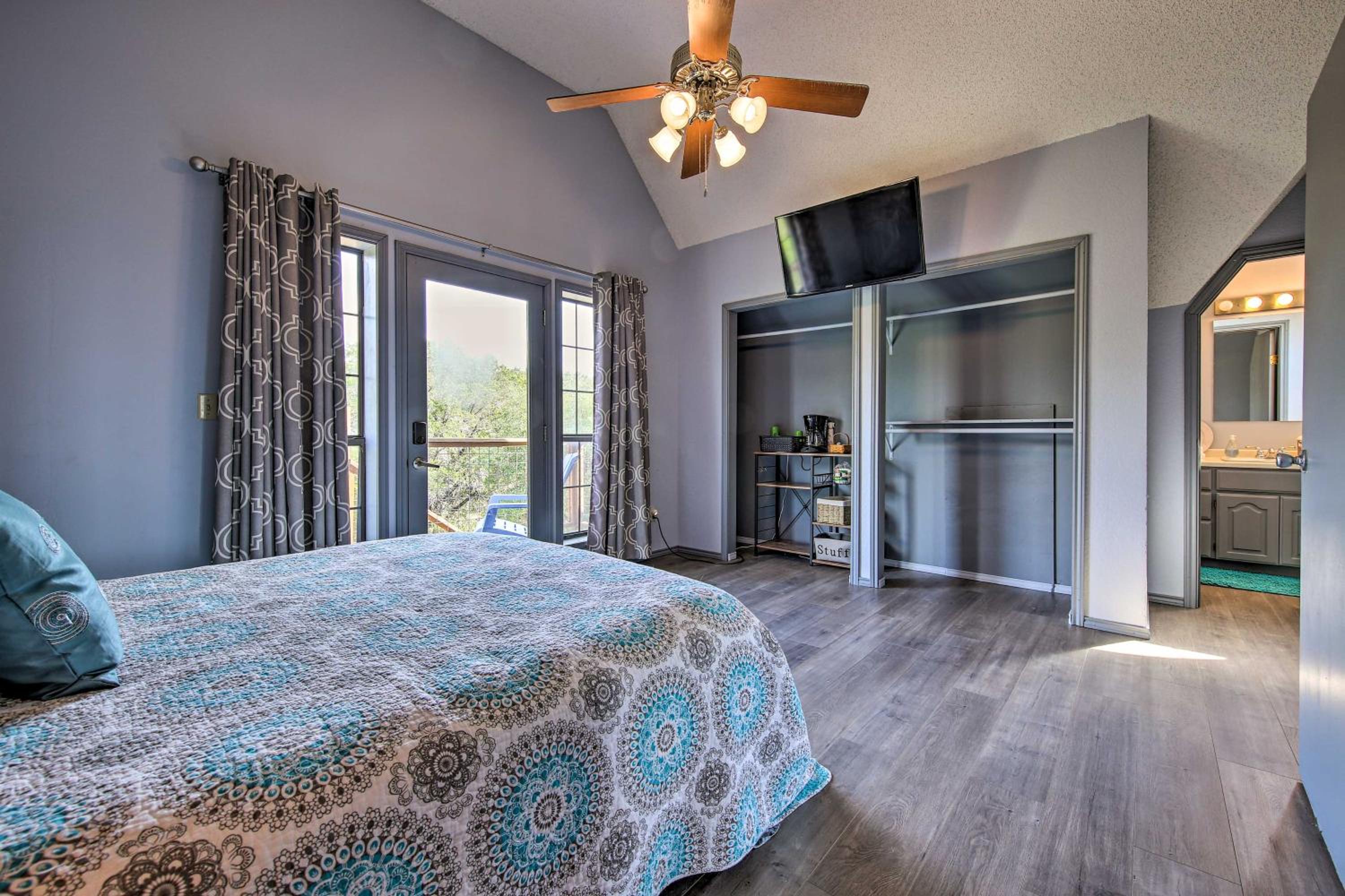 Scenic Hilltop Hideaway, Mins to River and Lake