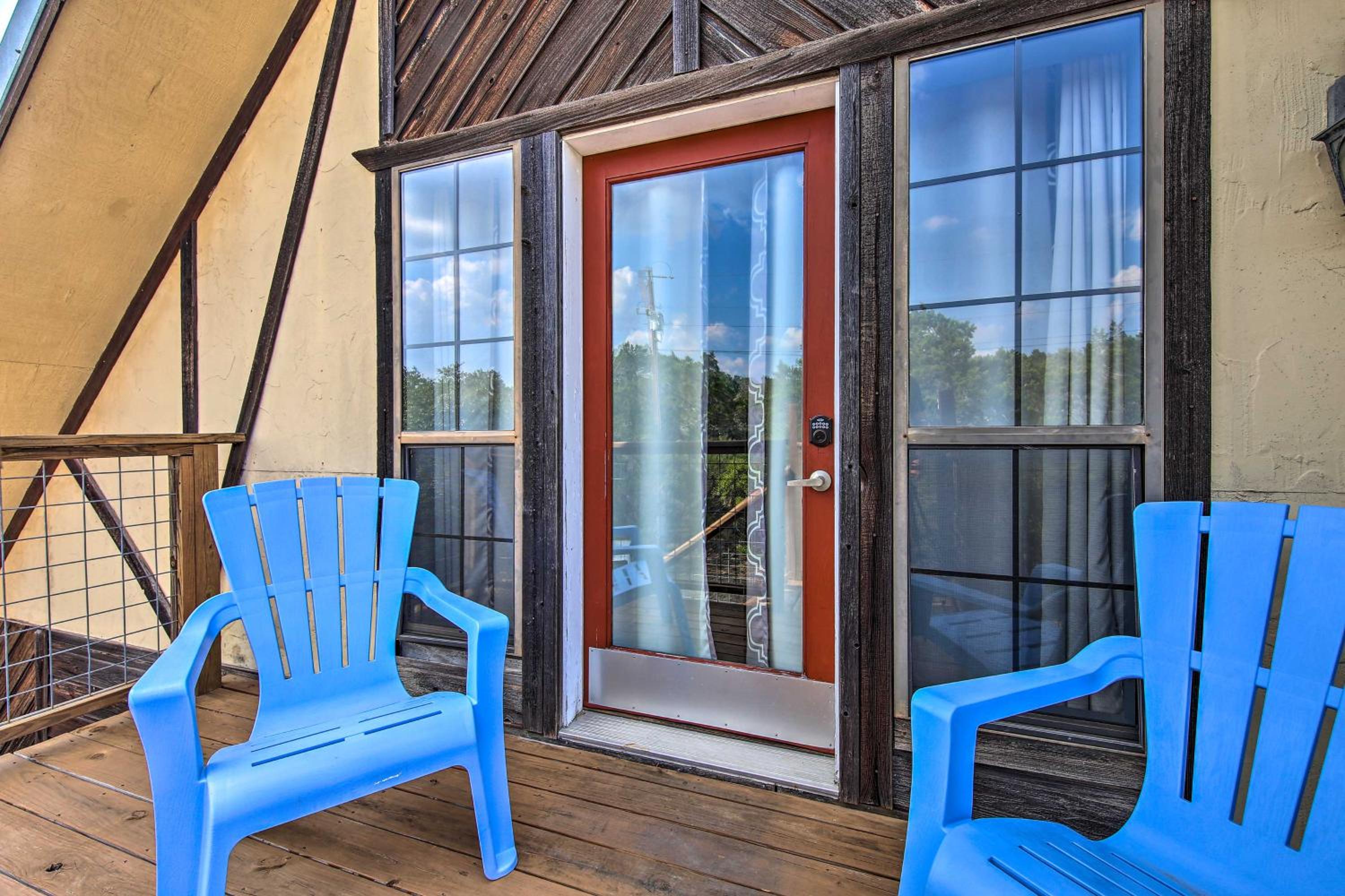 Scenic Hilltop Hideaway, Mins to River and Lake