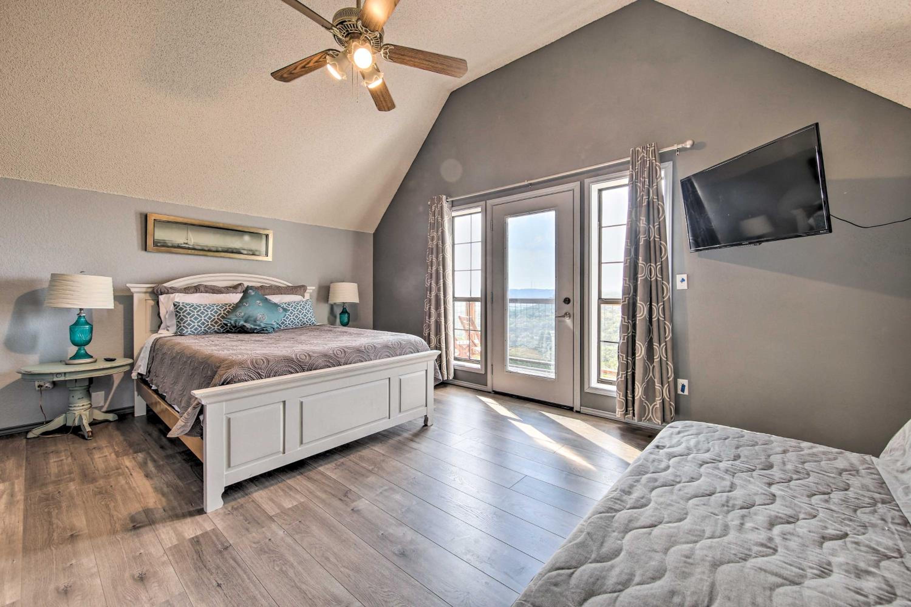 Scenic Hilltop Hideaway, Mins to River and Lake