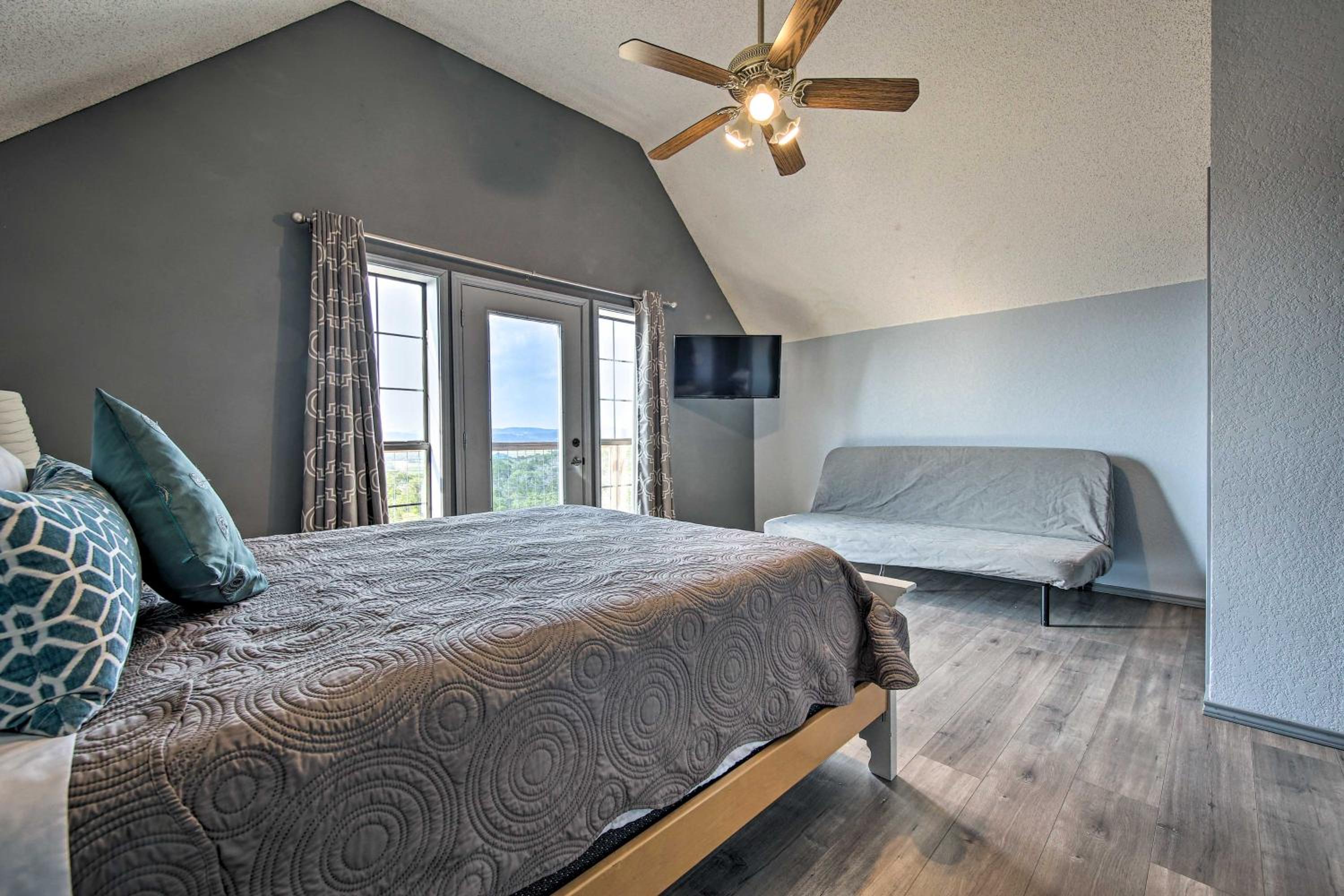 Scenic Hilltop Hideaway, Mins to River and Lake