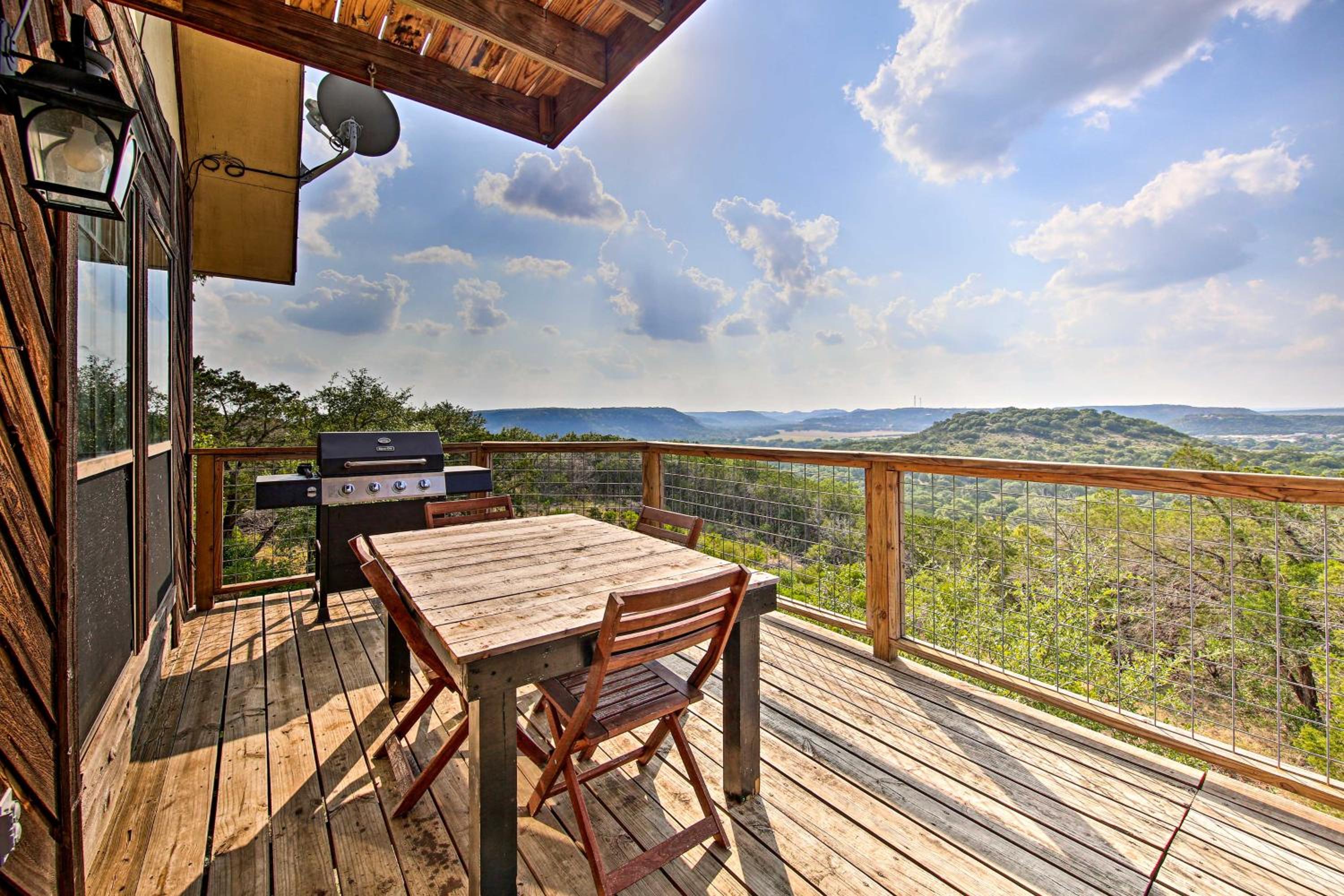 Scenic Hilltop Hideaway, Mins to River and Lake