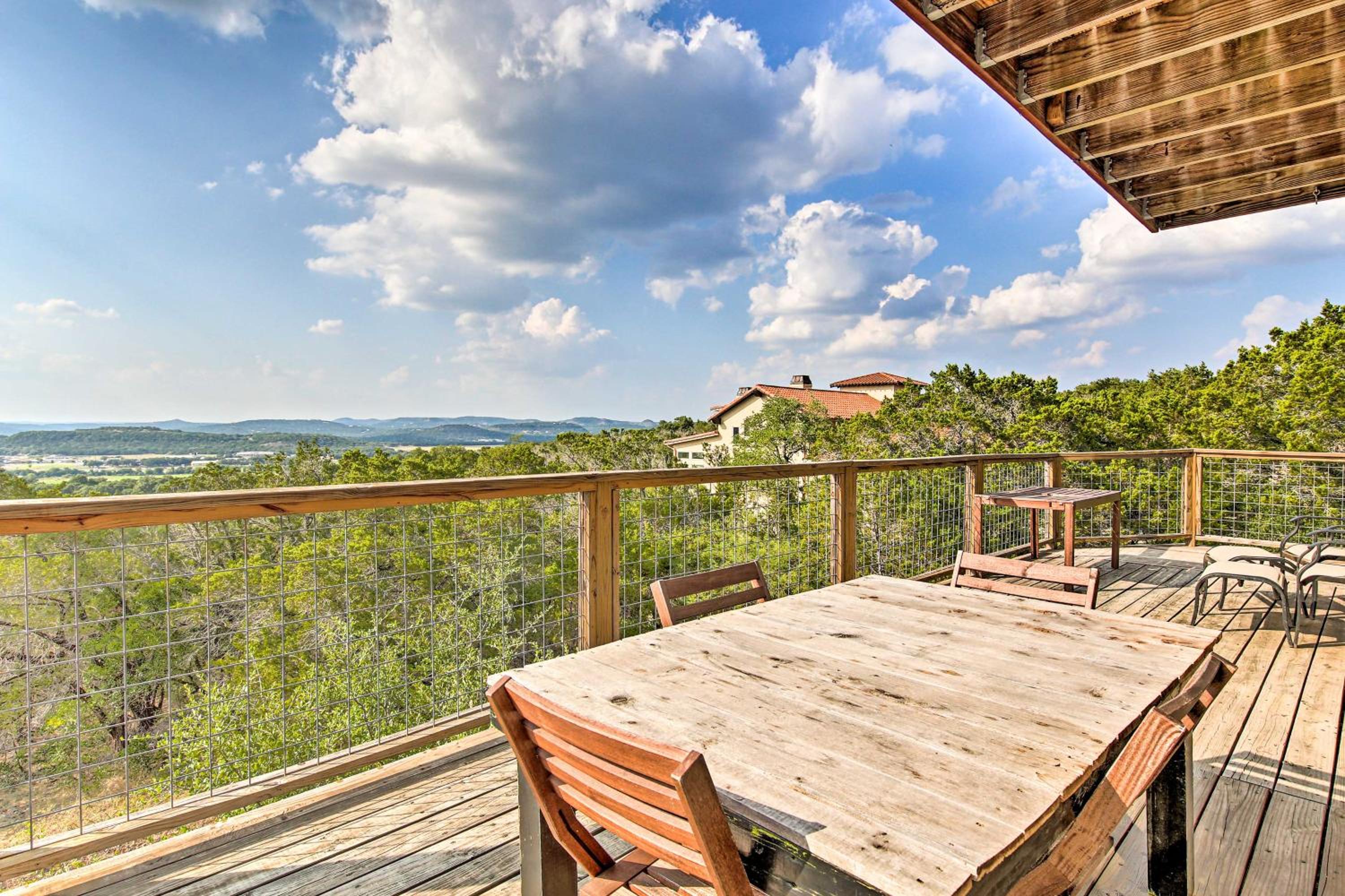 Scenic Hilltop Hideaway, Mins to River and Lake