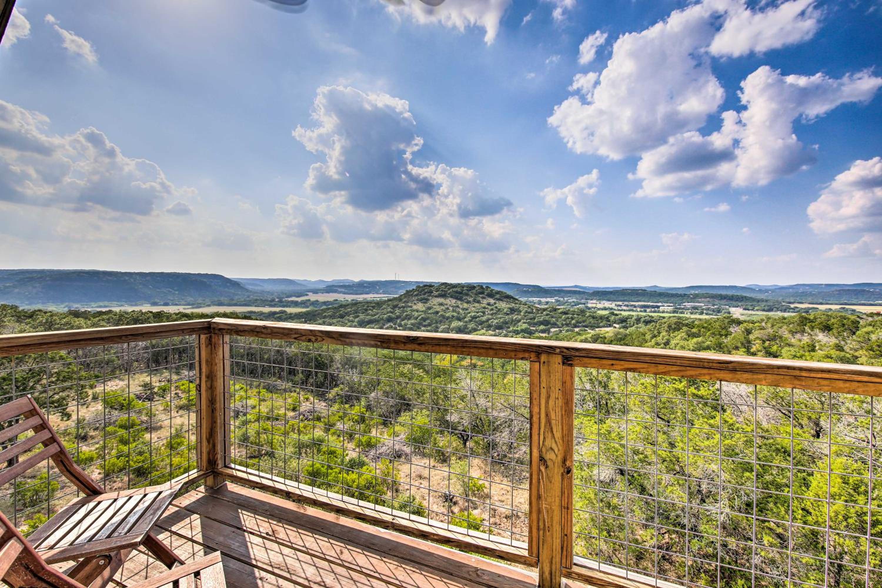 Scenic Hilltop Hideaway, Mins to River and Lake