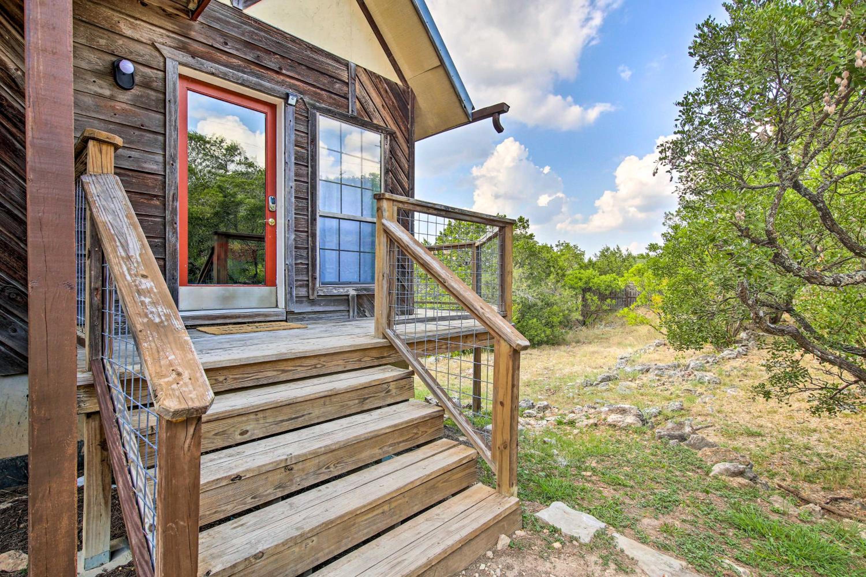 Scenic Hilltop Hideaway, Mins to River and Lake
