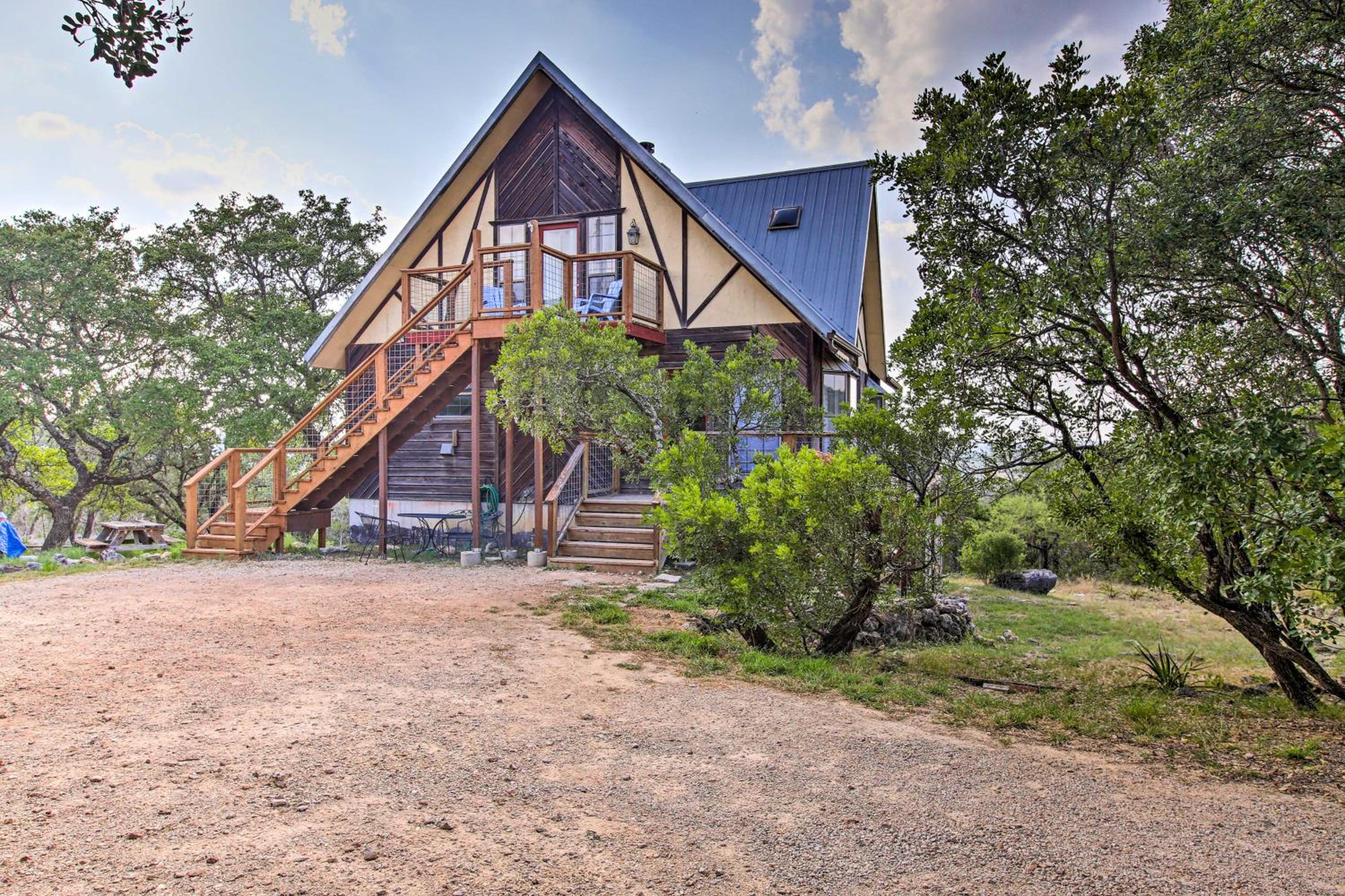 Scenic Hilltop Hideaway, Mins to River and Lake