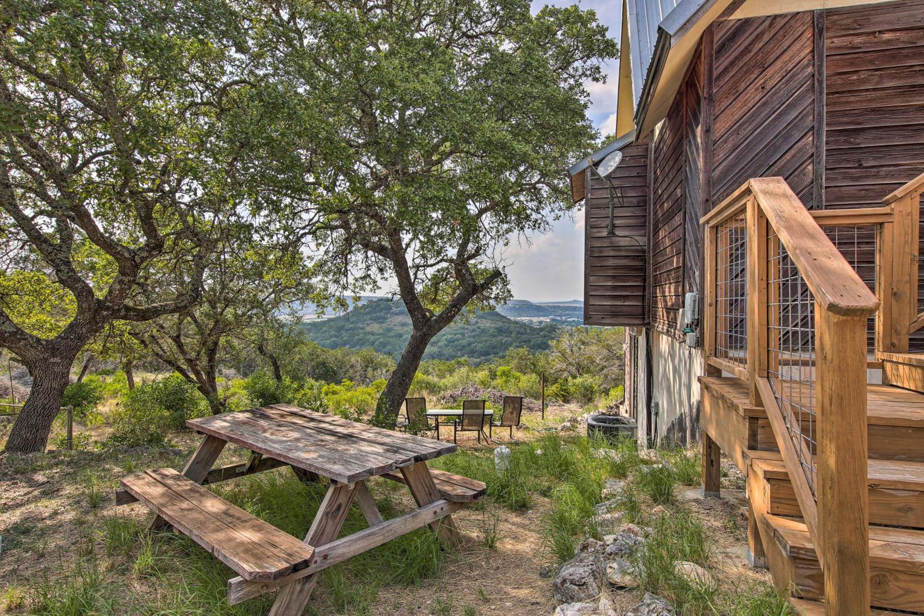 Scenic Hilltop Hideaway, Mins to River and Lake