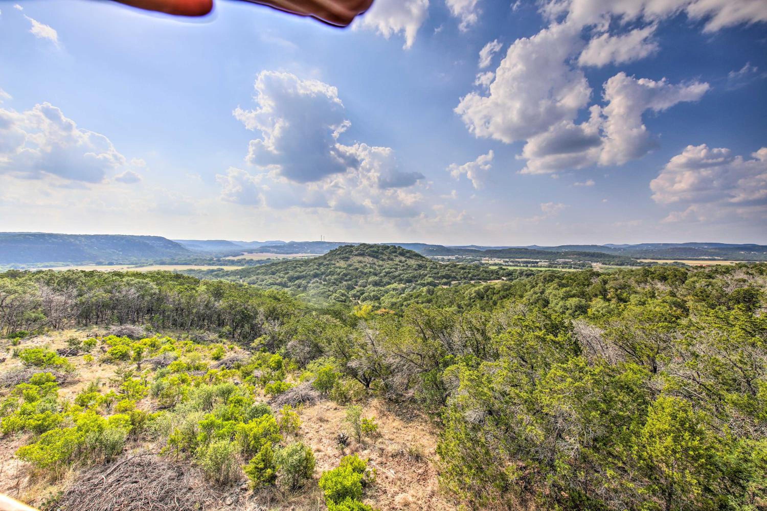 Scenic Hilltop Hideaway, Mins to River and Lake