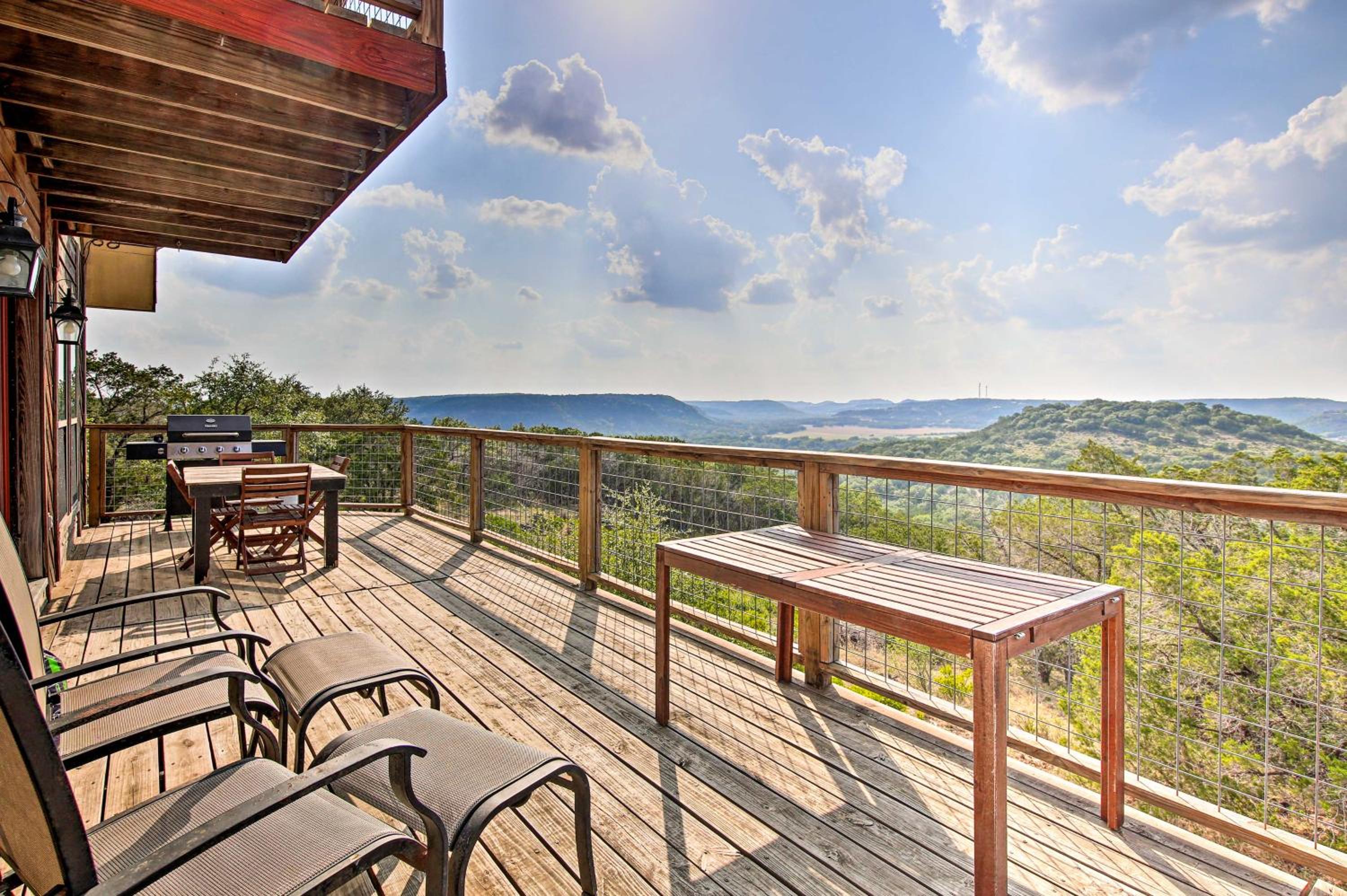 Scenic Hilltop Hideaway, Mins to River and Lake