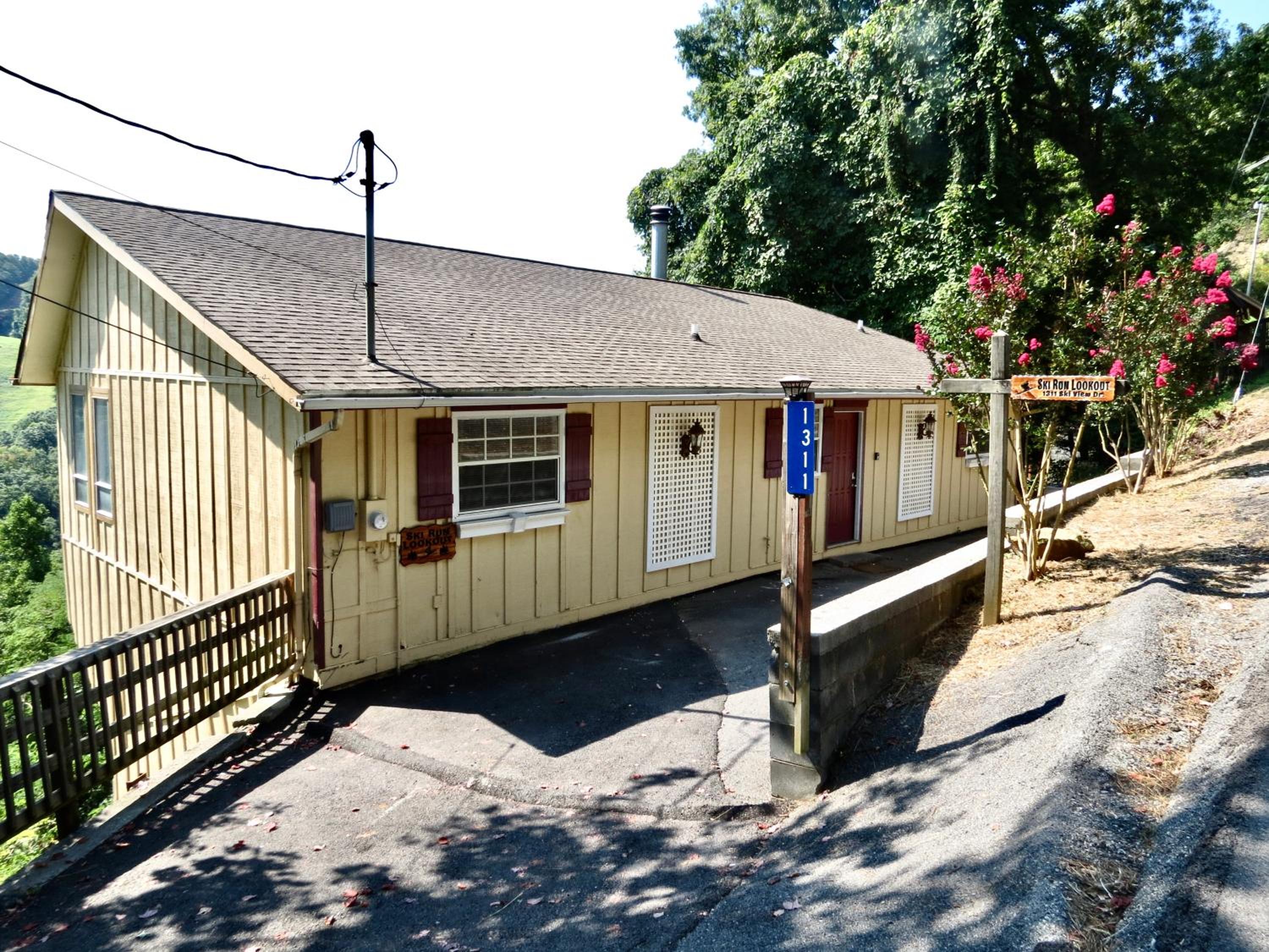 Million Dollar Views! 4 Bedroom, Sleeps 9, close to National Park and 5 mi to Gatlinburg! view 4