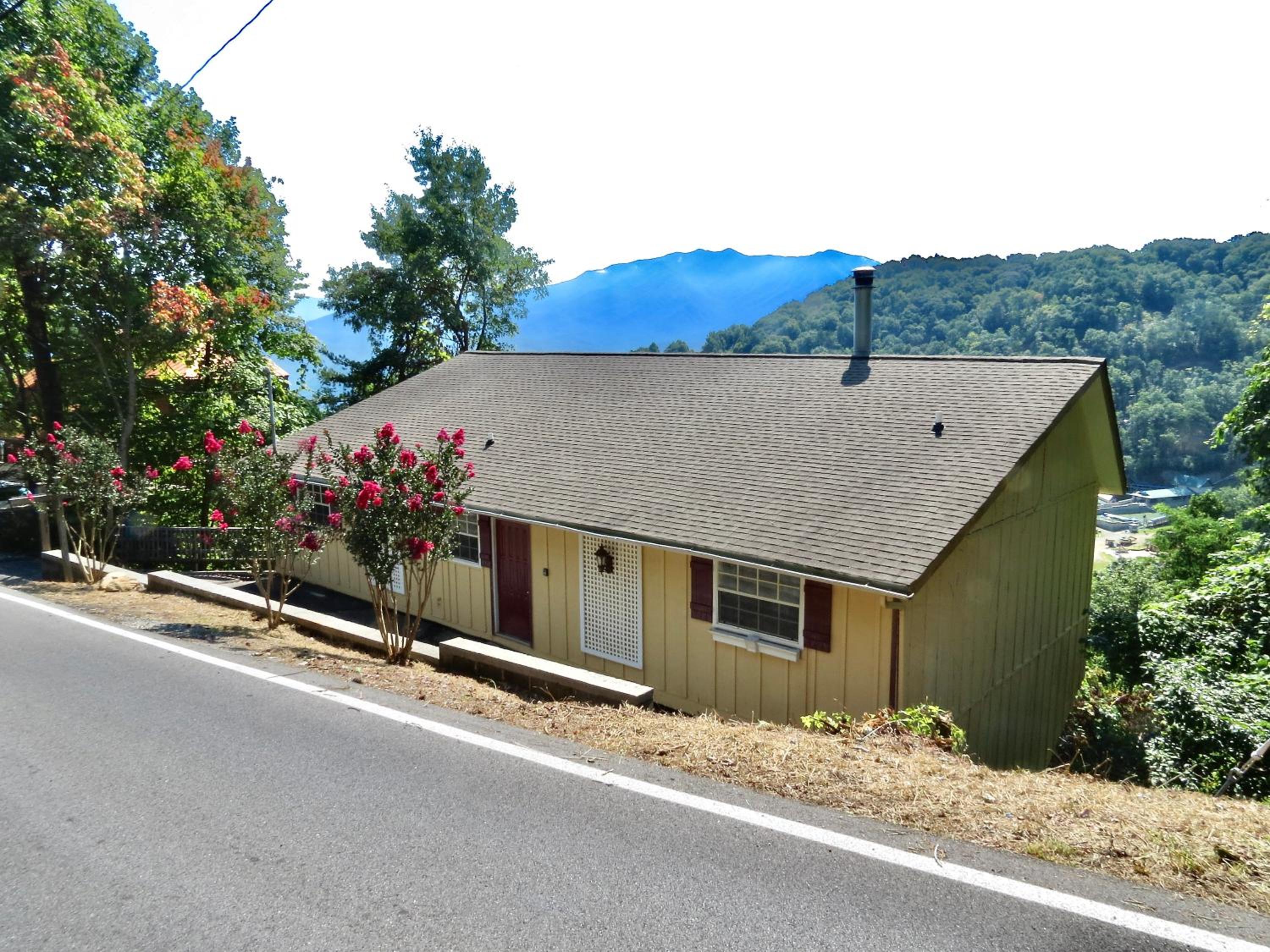 Million Dollar Views! 4 Bedroom, Sleeps 9, close to National Park and 5 mi to Gatlinburg! view 3