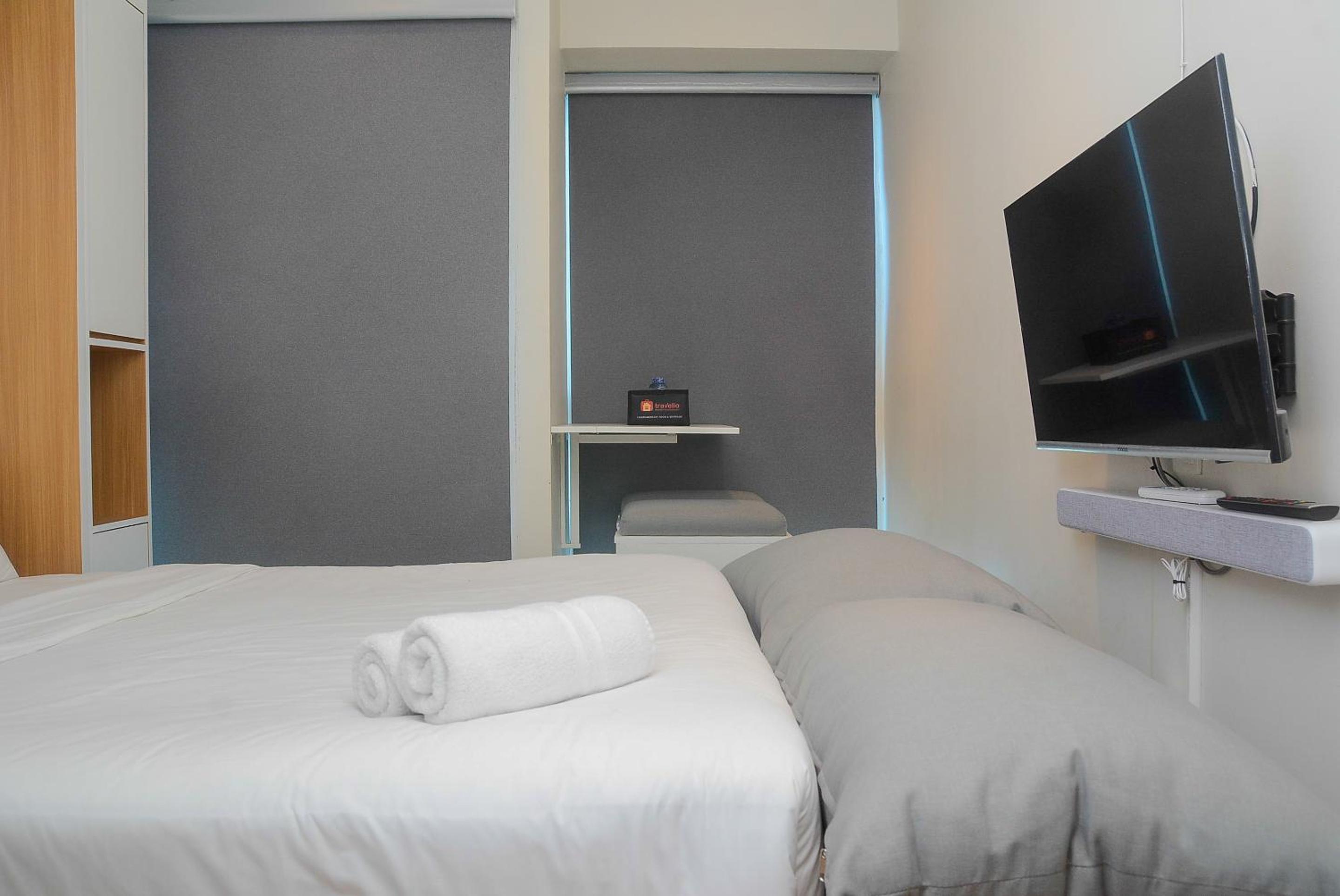 Best Studio Room with Wall Bed Tifolia Apartment By Travelio view 3