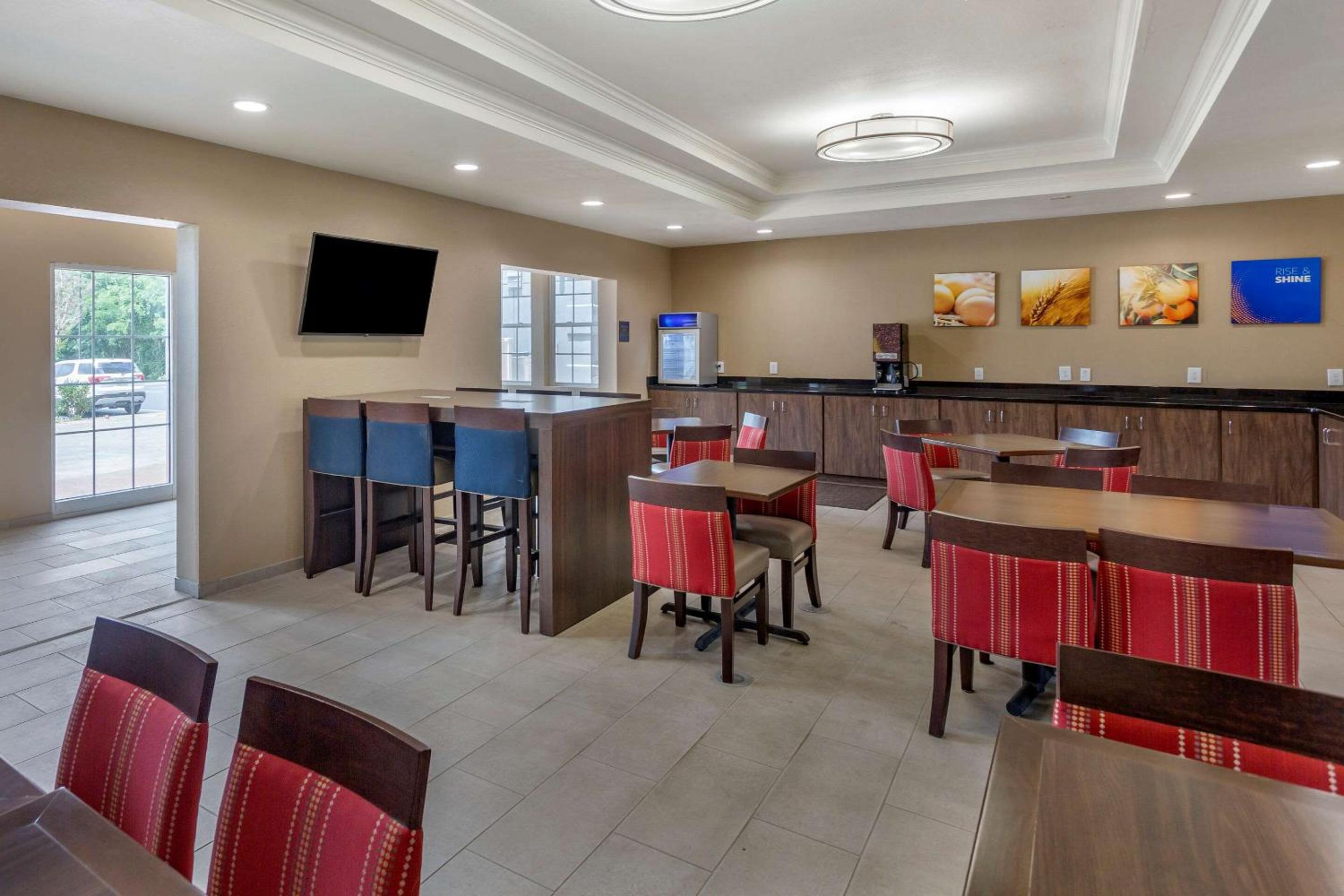 Comfort Suites Clarksville near Governors Square Mall