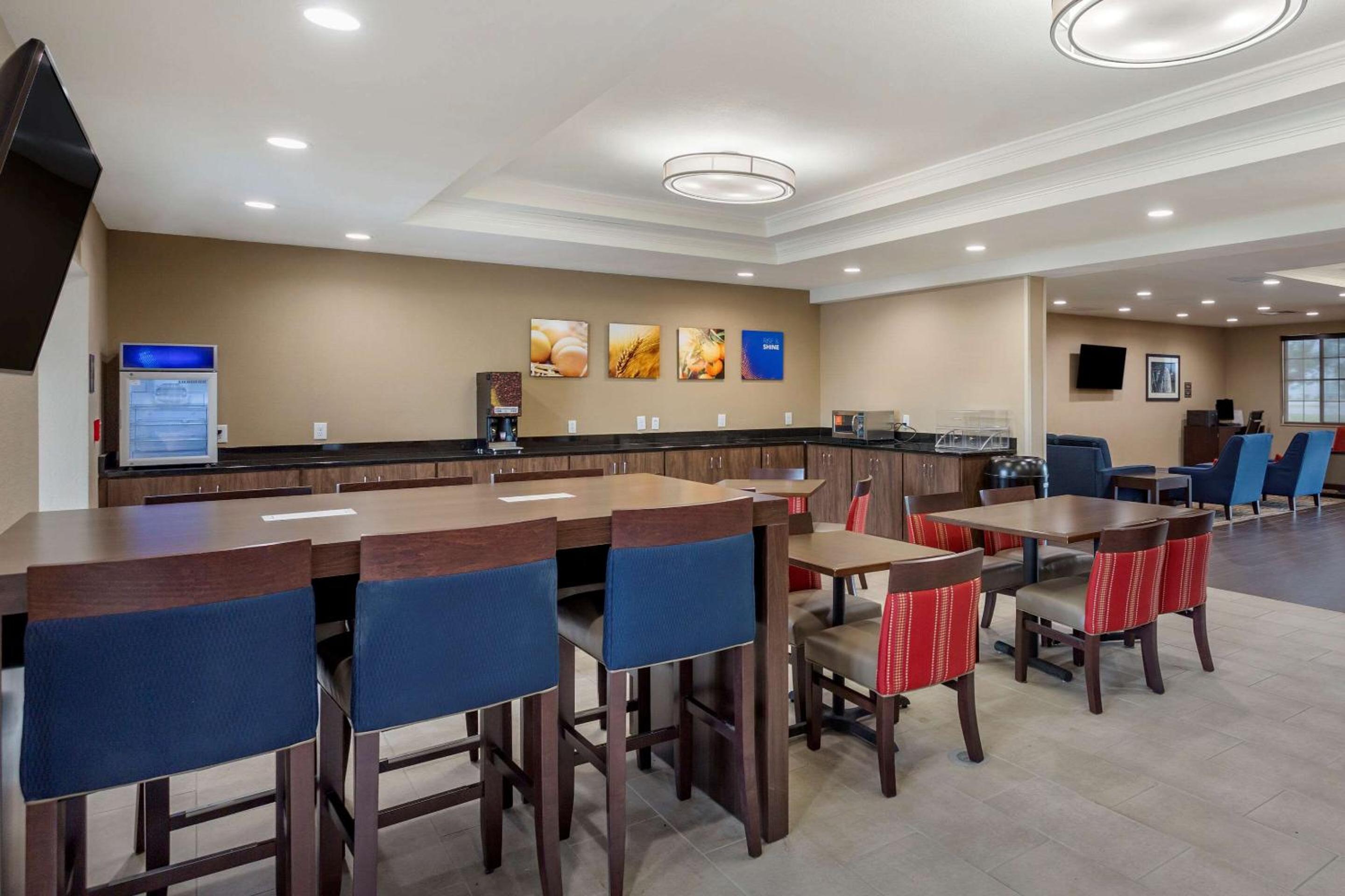 Comfort Suites Clarksville near Governors Square Mall