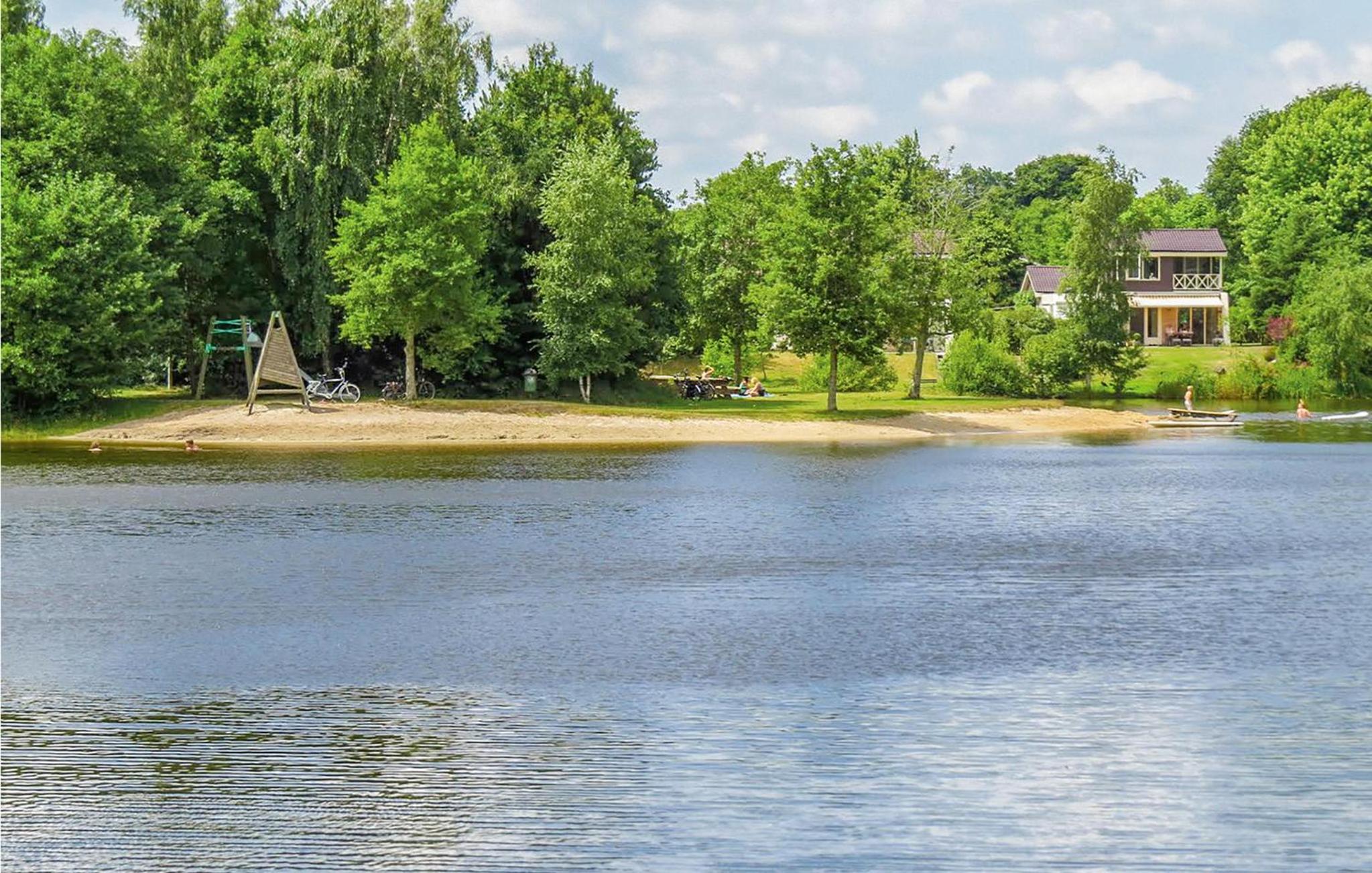 Cozy Home In Vlagtwedde With Lake View