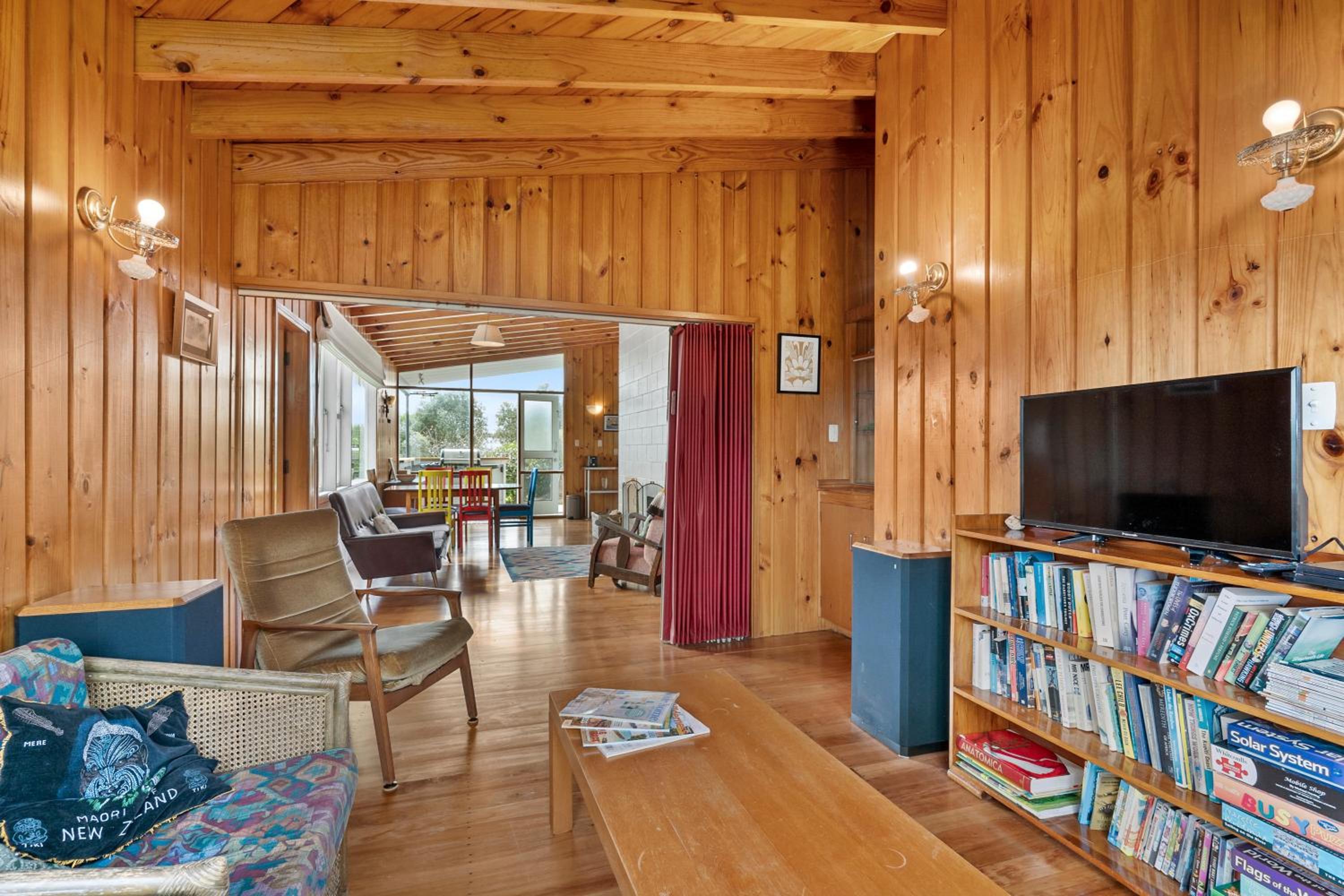 Queenie - Waikanae Beach Holiday Home view 3