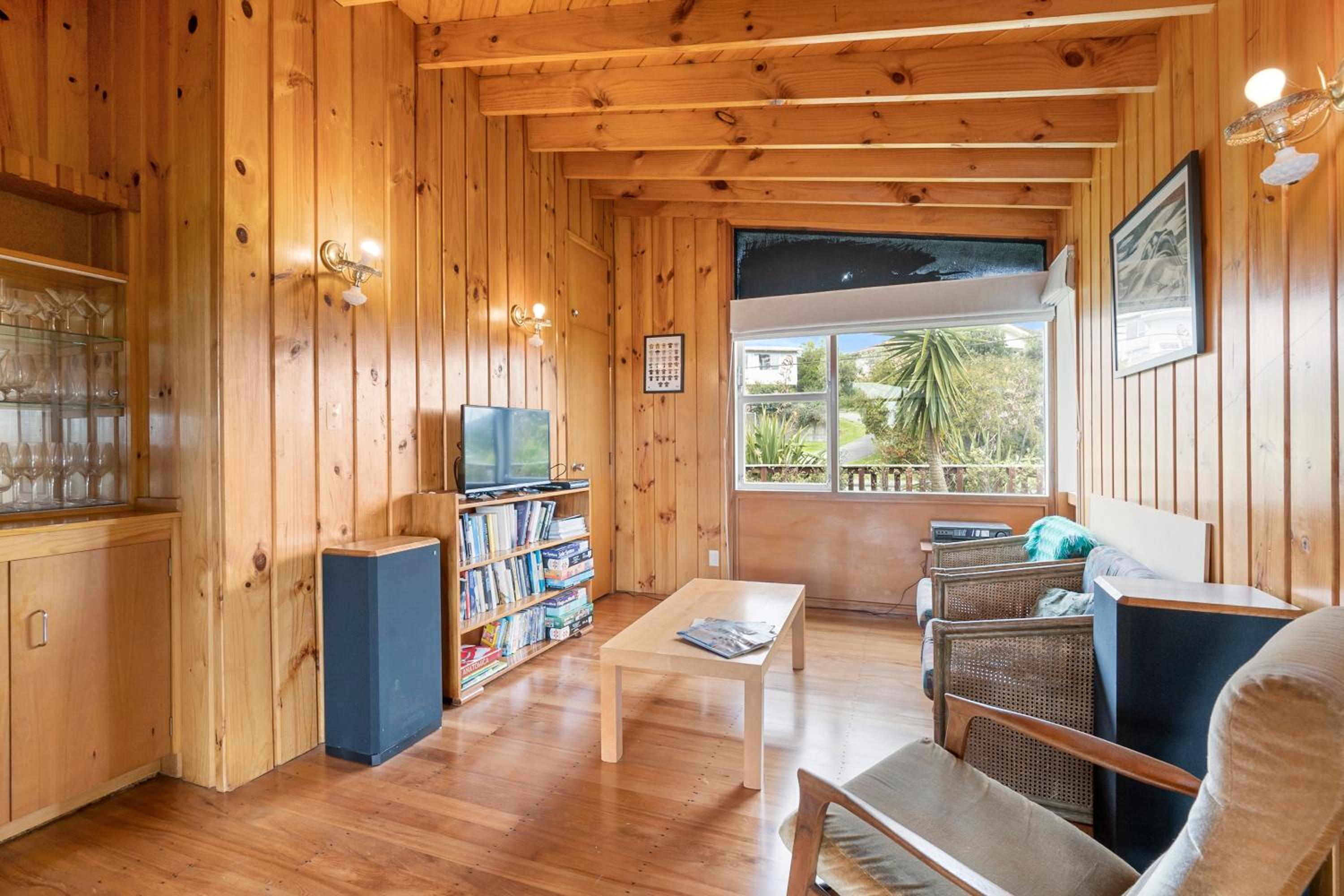 Queenie - Waikanae Beach Holiday Home view 5