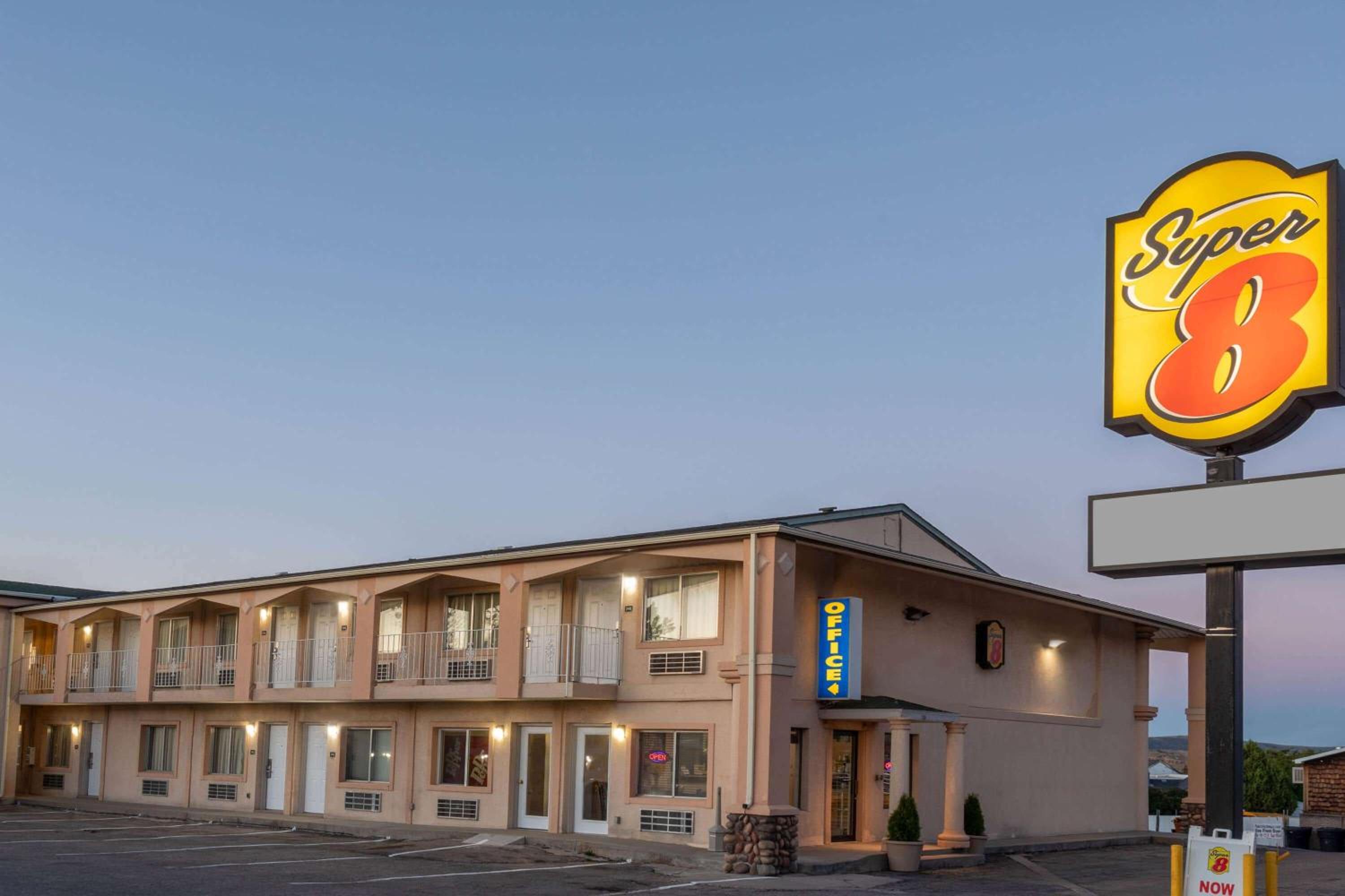 Super 8 by Wyndham Evanston view 2
