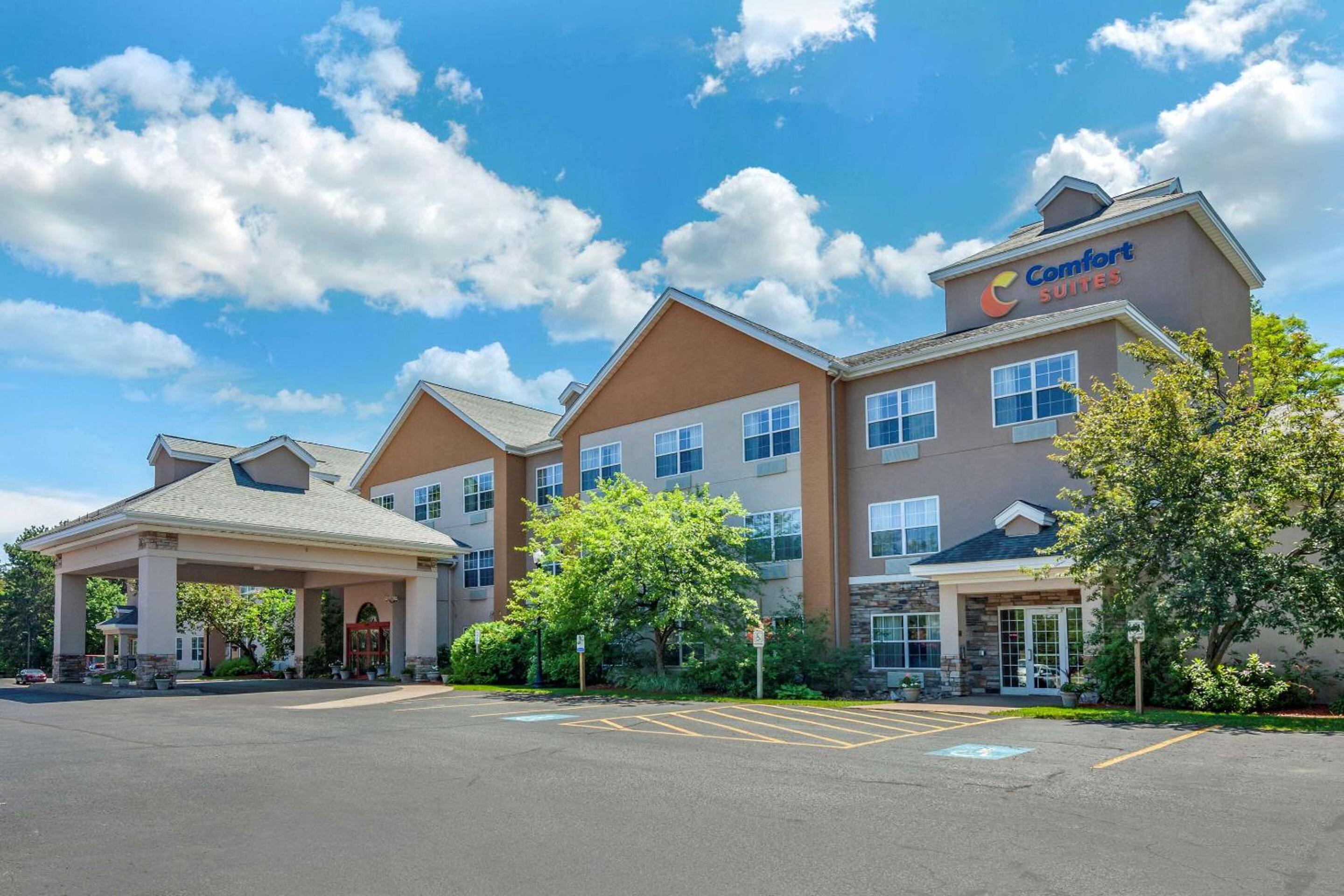 Marquette Vacations - Comfort Suites - Property Image 1