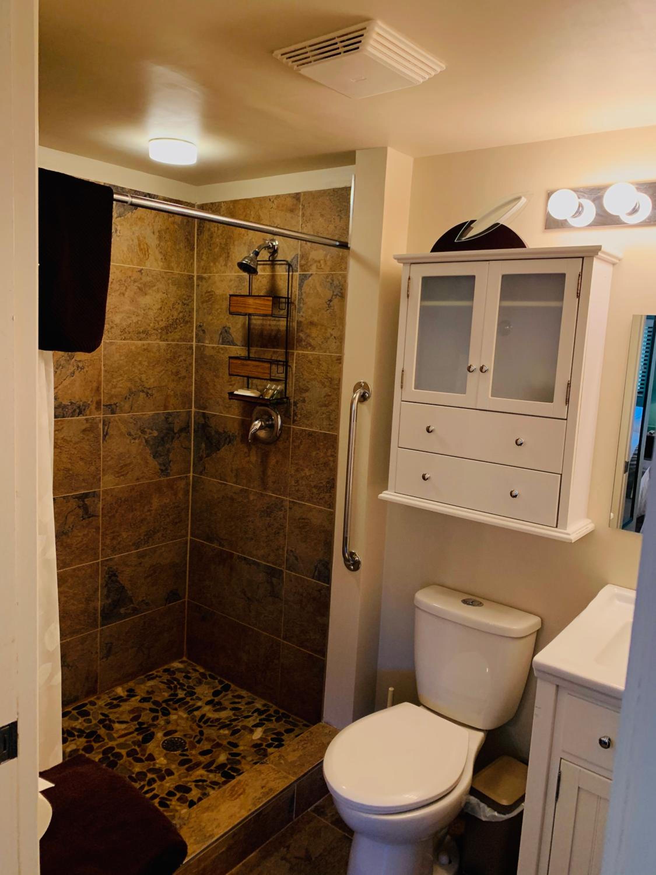 The Fraser River's Edge BB Lodge - Property Image 7