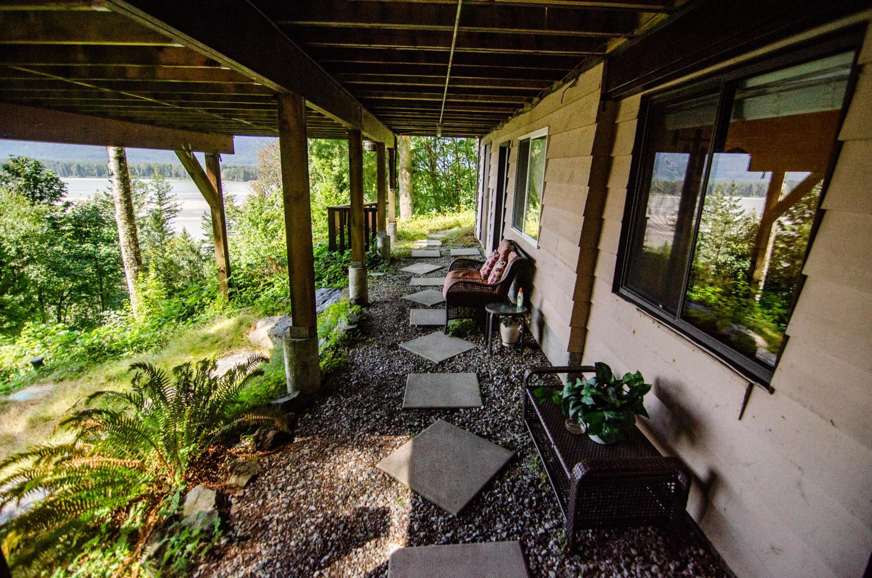 The Fraser River's Edge BB Lodge - Property Image 13