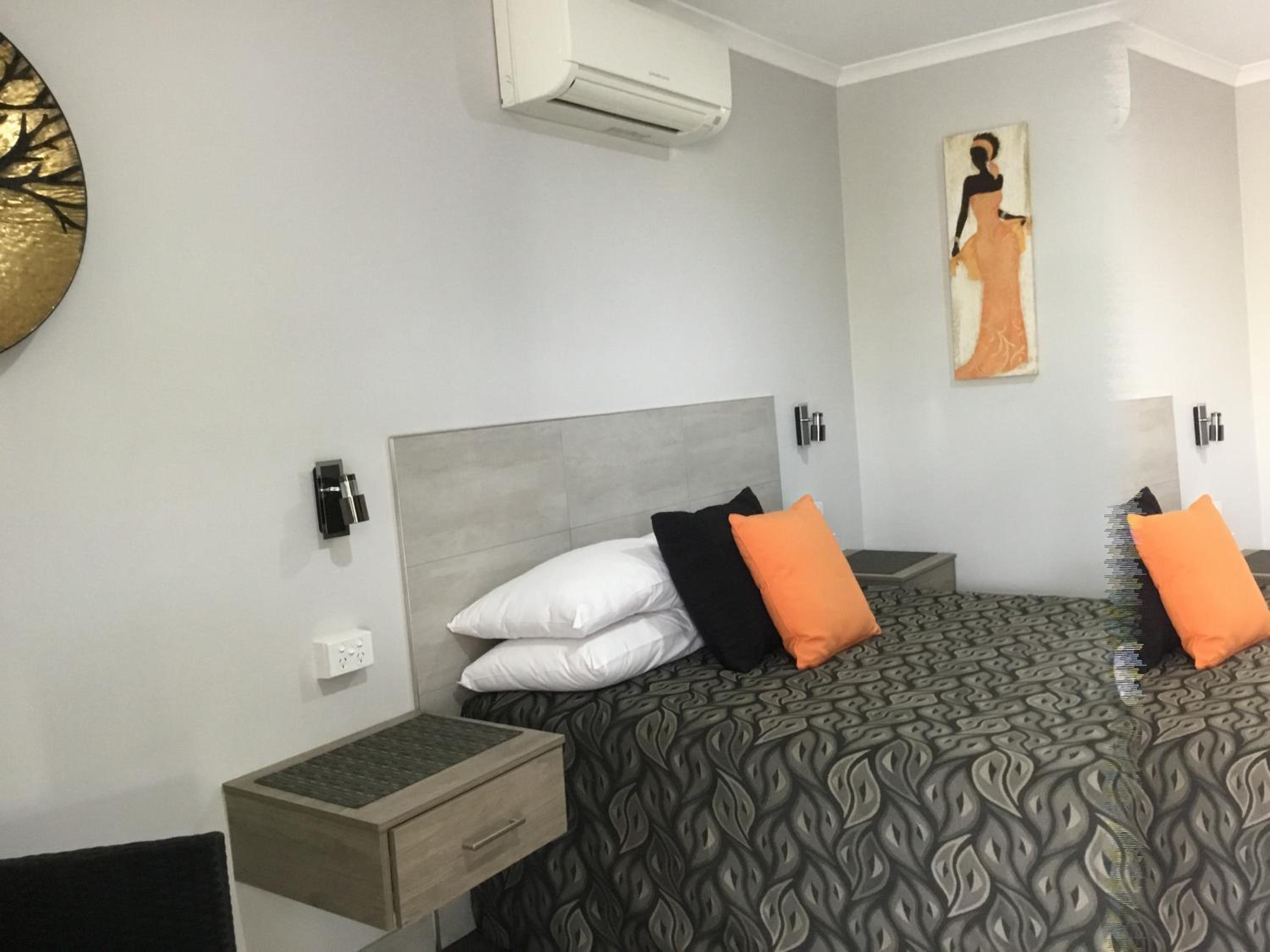 Golden Palms Motor Inn