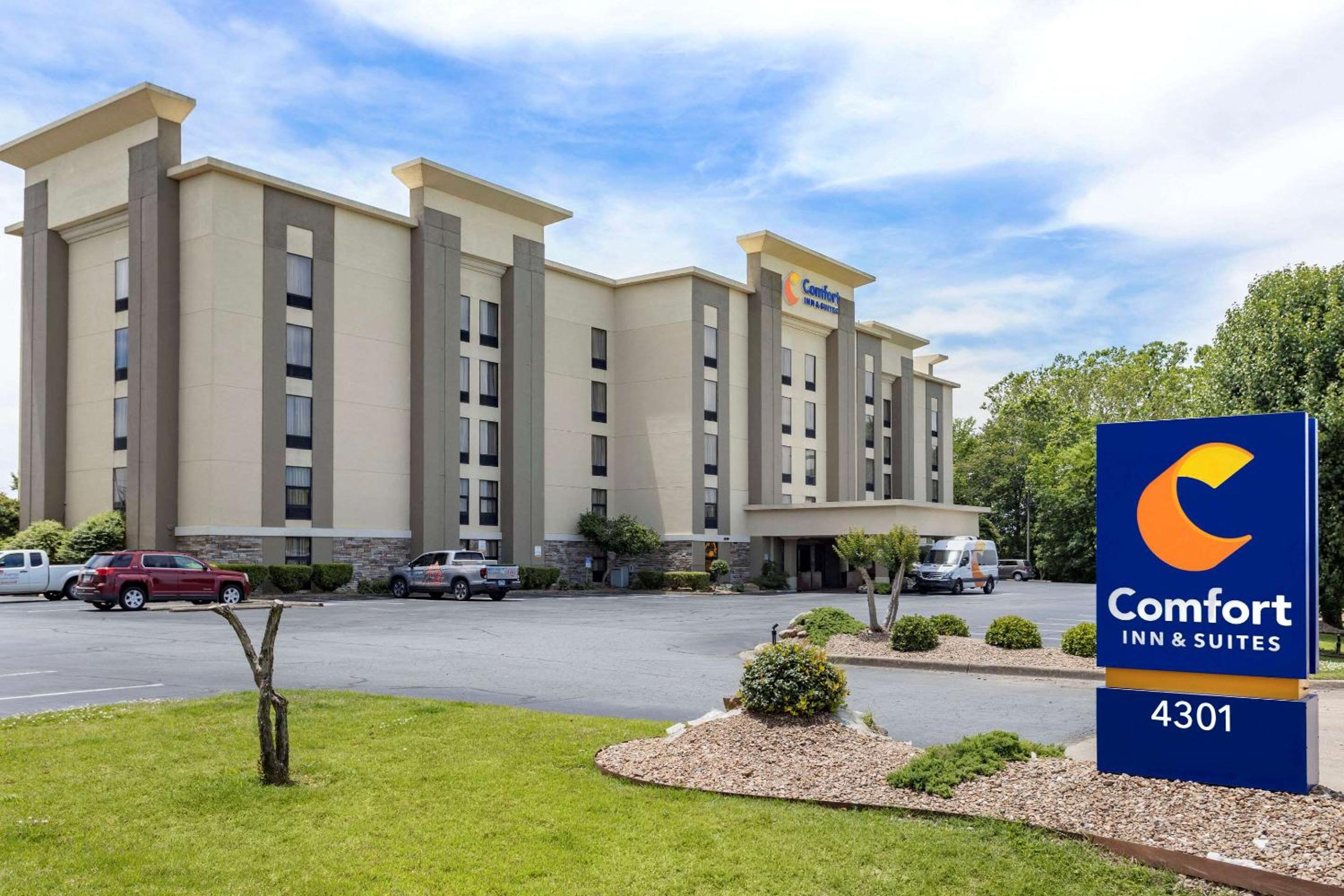 Hotel Comfort Inn & Suites Airport - Image 1