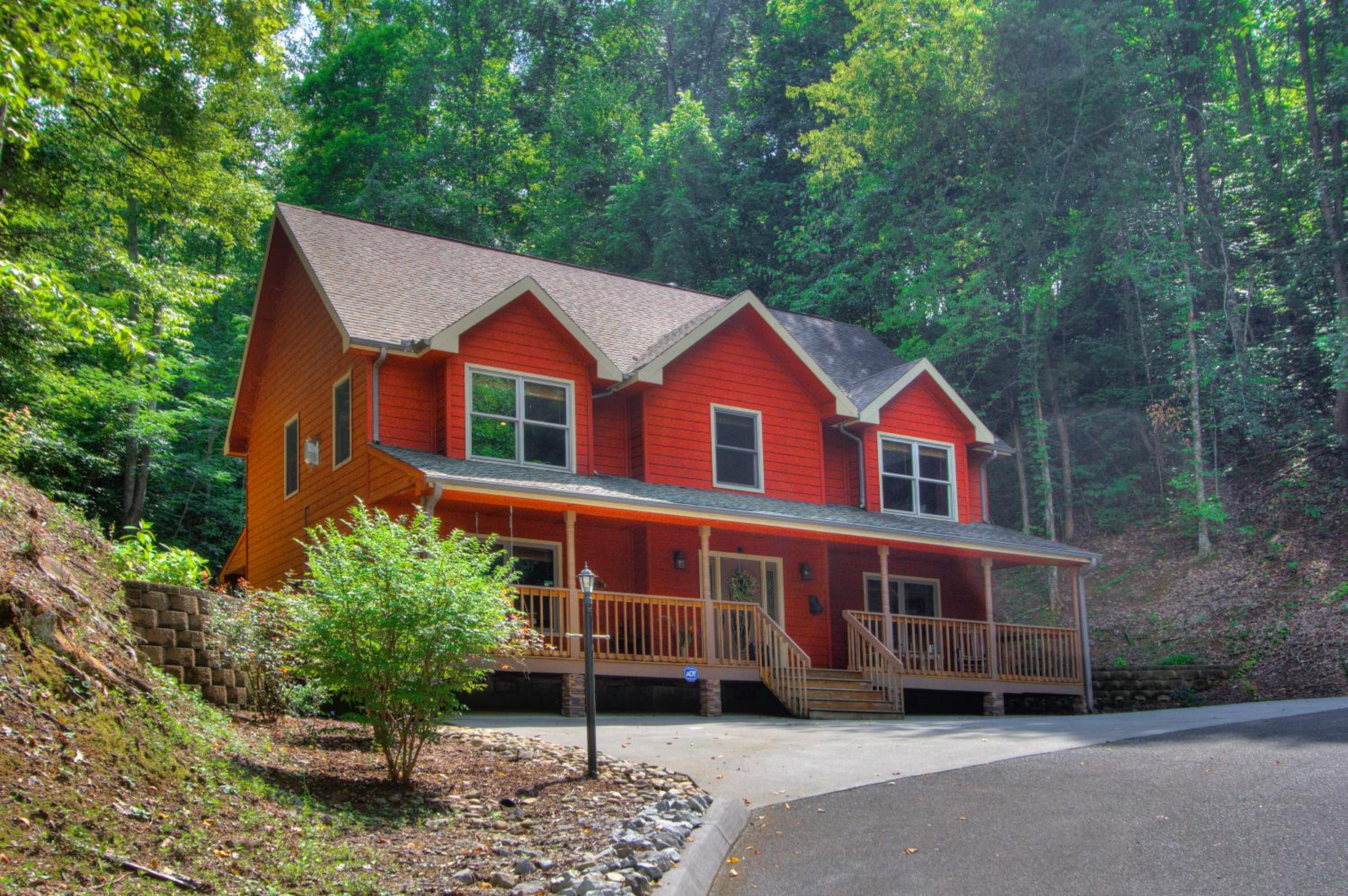 Gorgeous "Country Roads" by HoneyBearCabins 4BR 4BA, next to pool, easy drive, main strip location! - main view