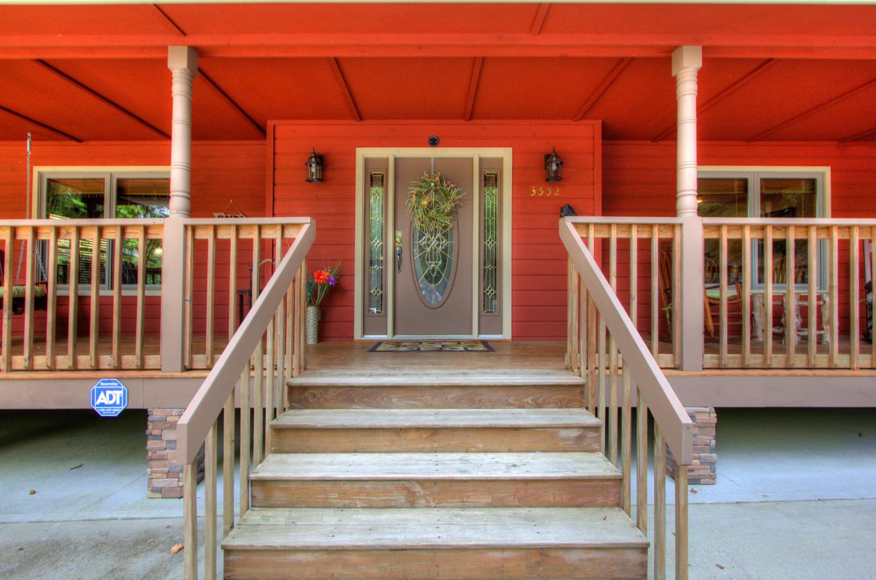 Gorgeous "Country Roads" by HoneyBearCabins 4BR 4BA, next to pool, easy drive, main strip location! view 2