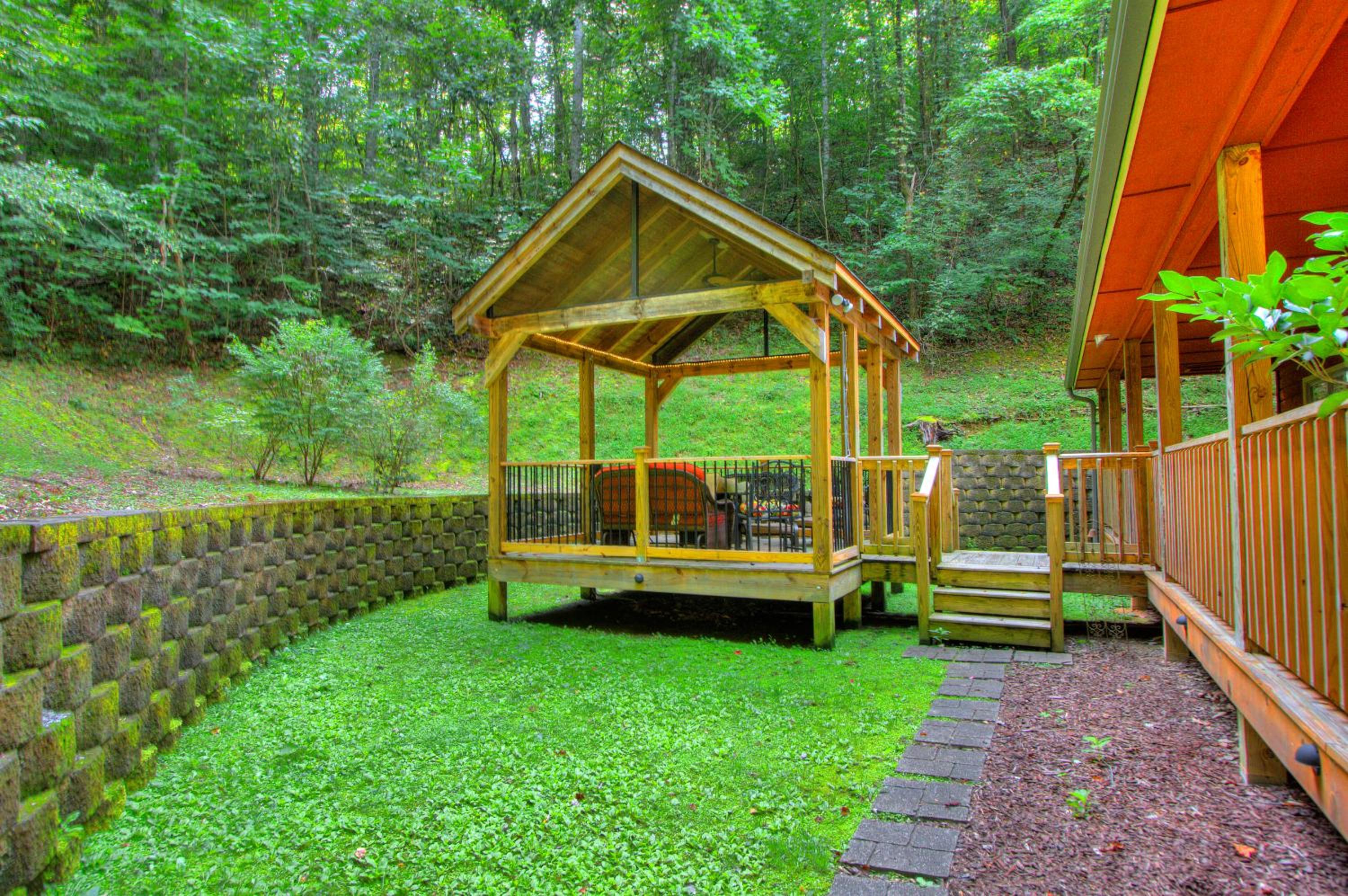 Gorgeous "Country Roads" by HoneyBearCabins 4BR 4BA, next to pool, easy drive, main strip location! view 5