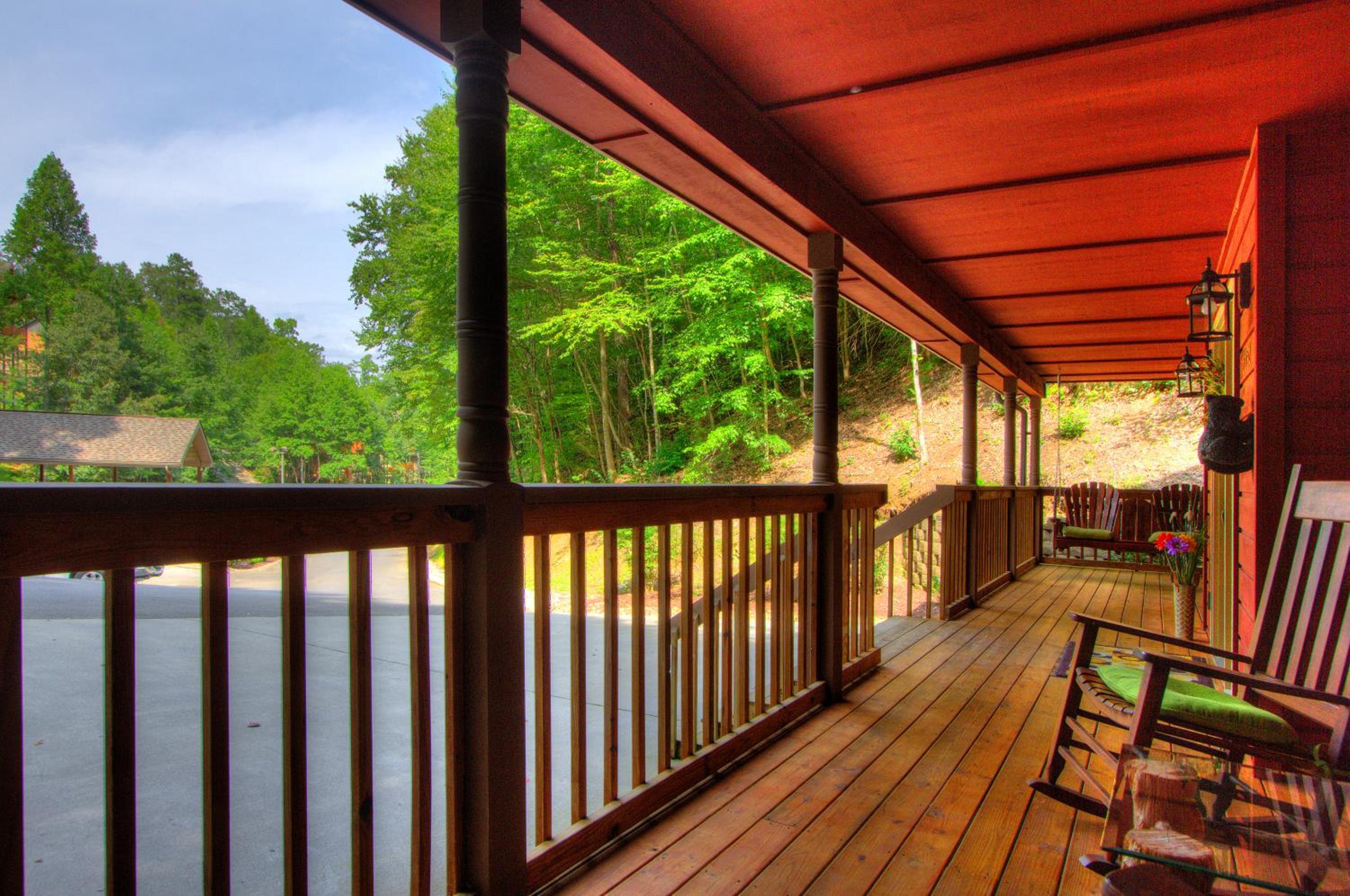 Gorgeous "Country Roads" by HoneyBearCabins 4BR 4BA, next to pool, easy drive, main strip location! view 4