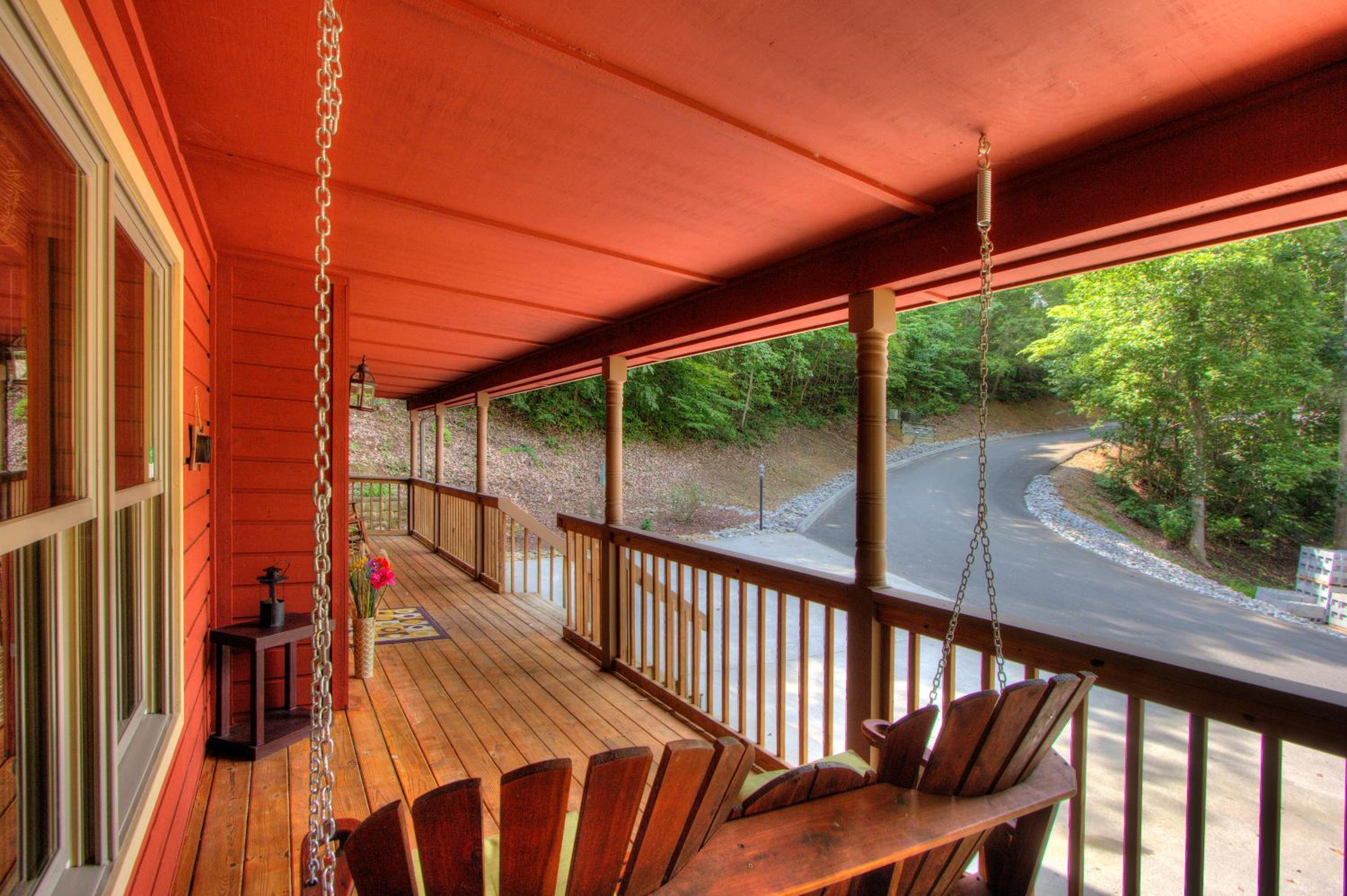 Gorgeous "Country Roads" by HoneyBearCabins 4BR 4BA, next to pool, easy drive, main strip location! view 3