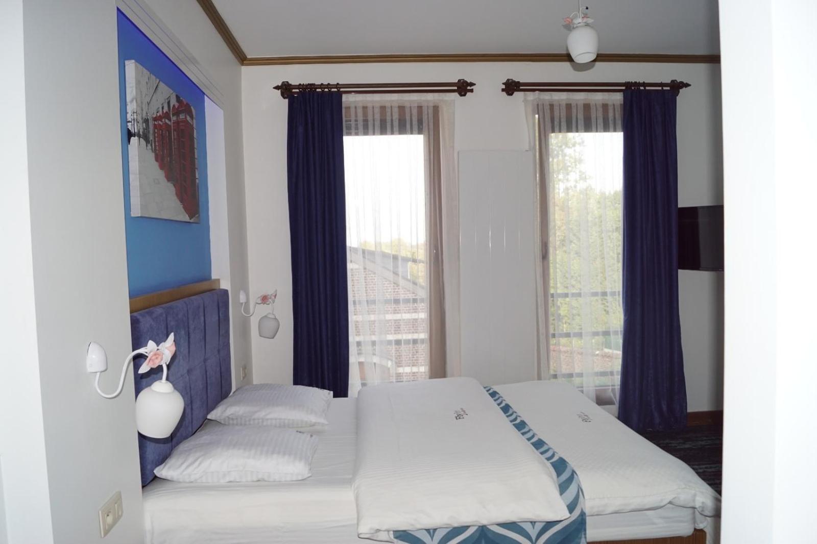 Fly inn Hotel Lounge & Nezzo Restaurant
