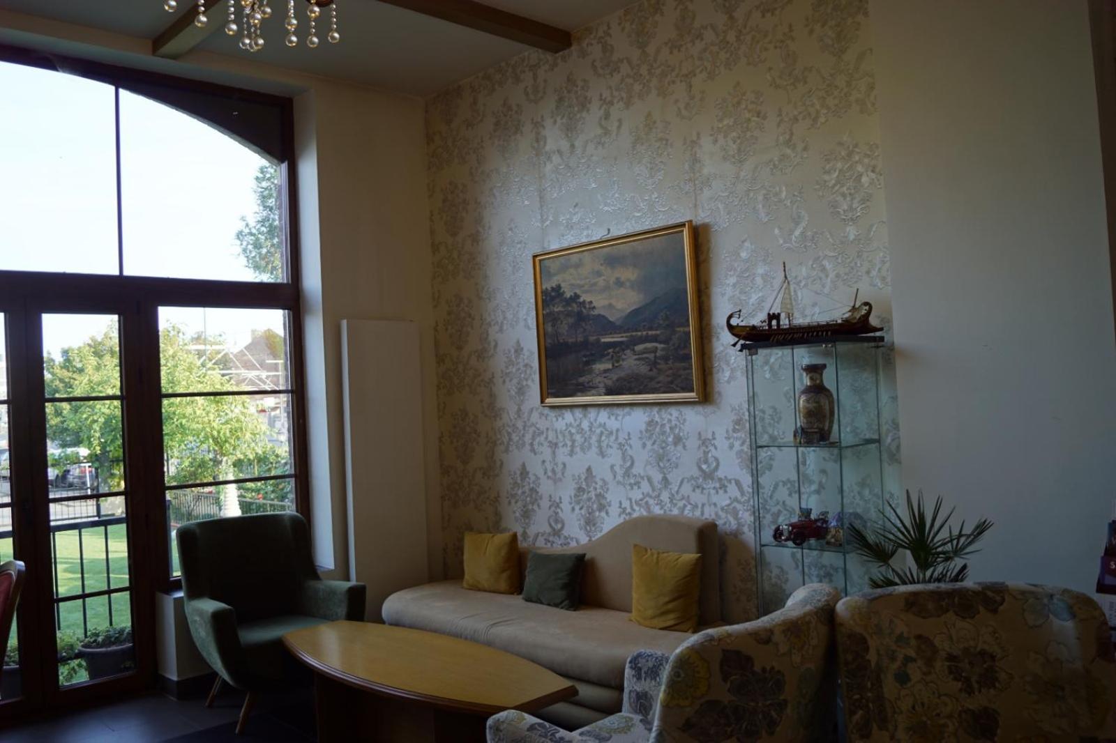 Fly inn Hotel Lounge & Nezzo Restaurant