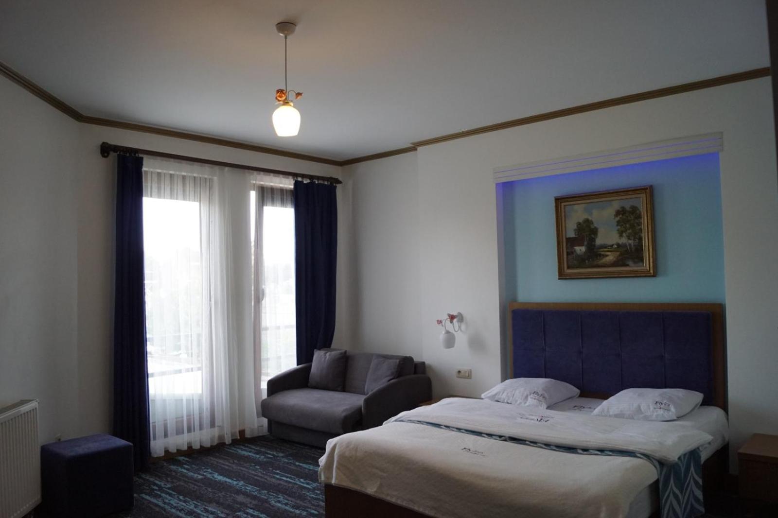 Fly inn Hotel Lounge & Nezzo Restaurant