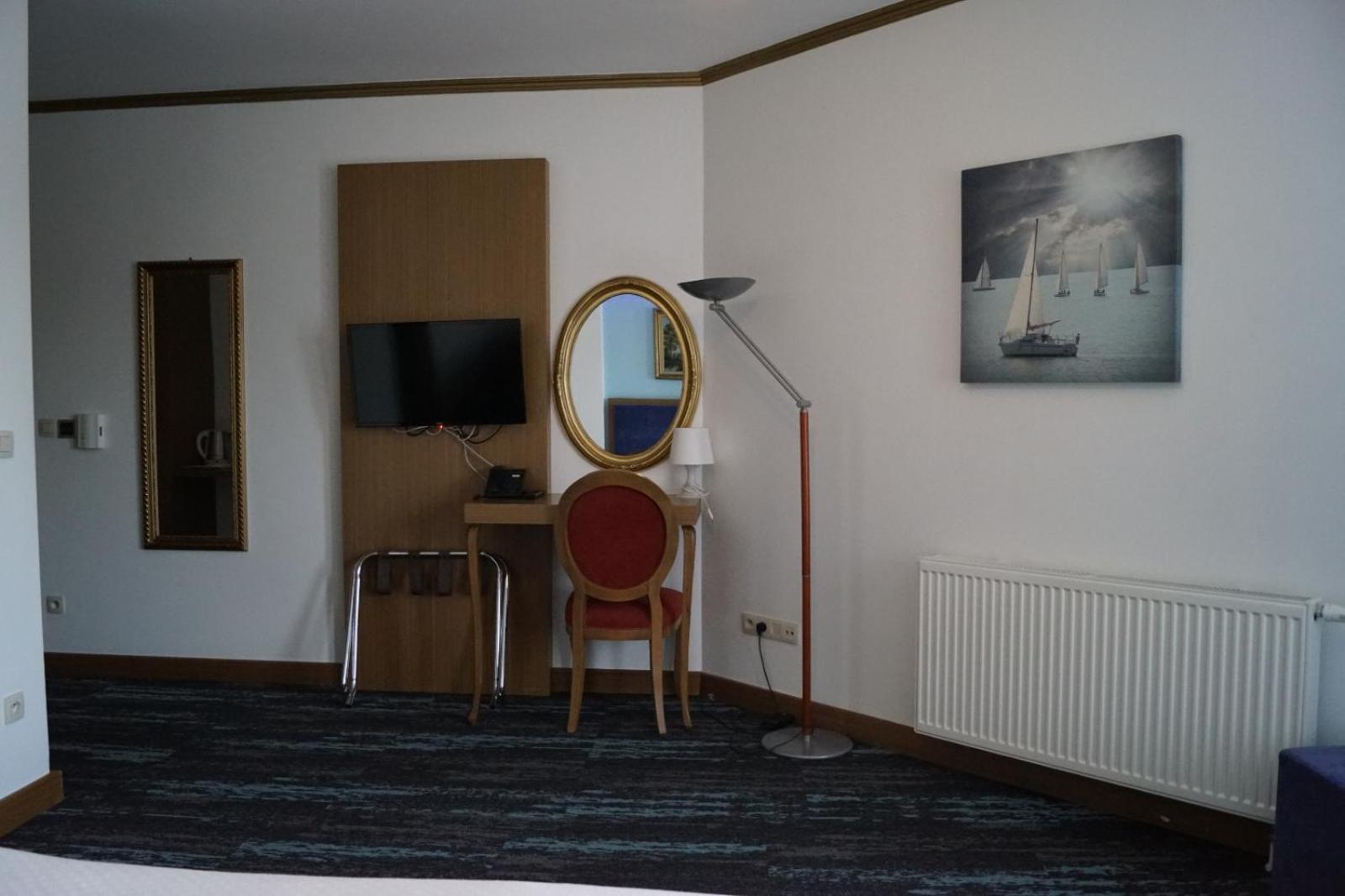 Fly inn Hotel Lounge & Nezzo Restaurant