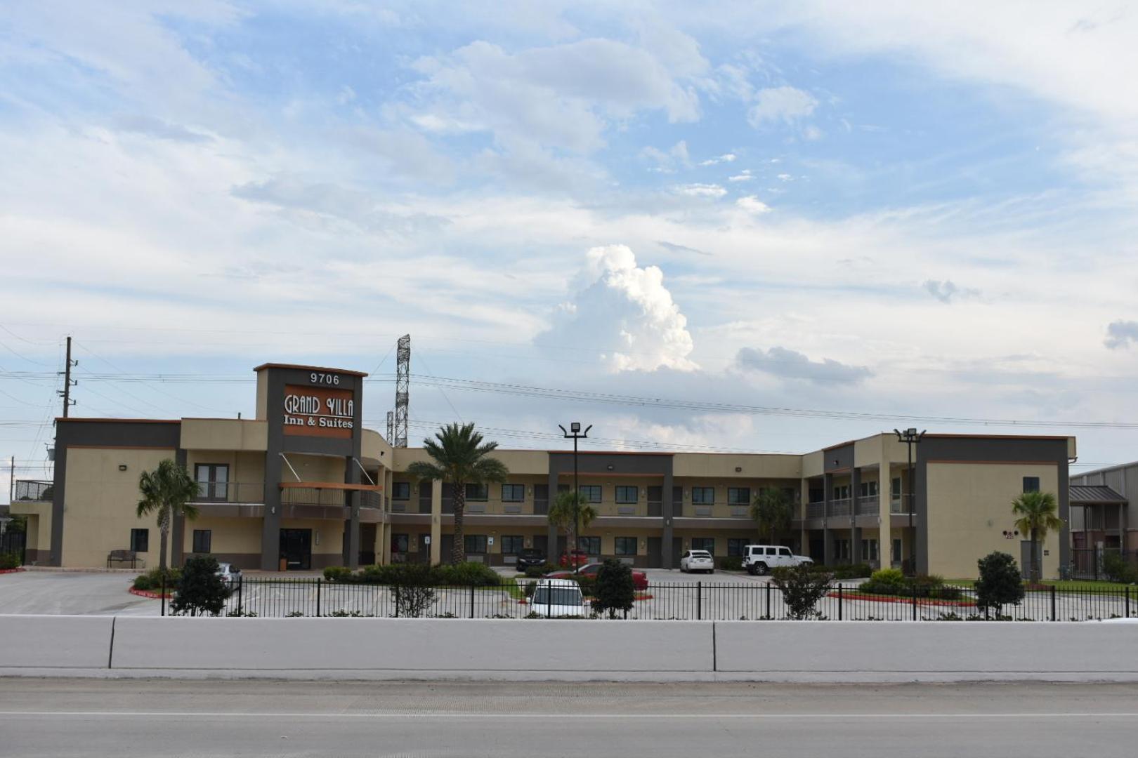 Hotel Grand Villa - Humble - Image 1