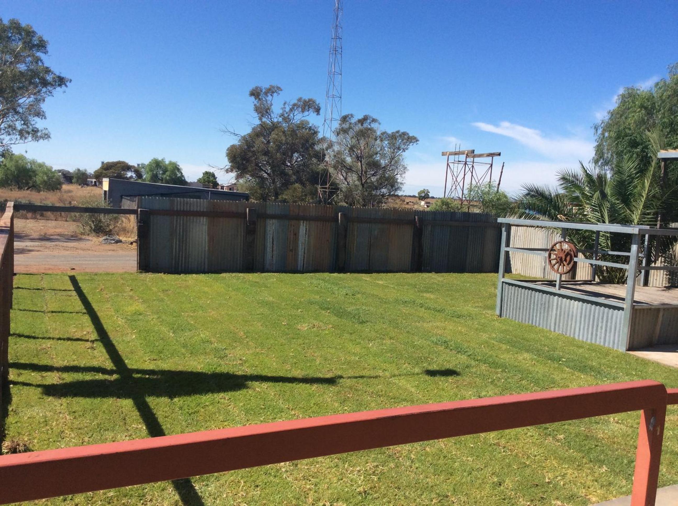 Ivanhoe Hotel Motel view 2