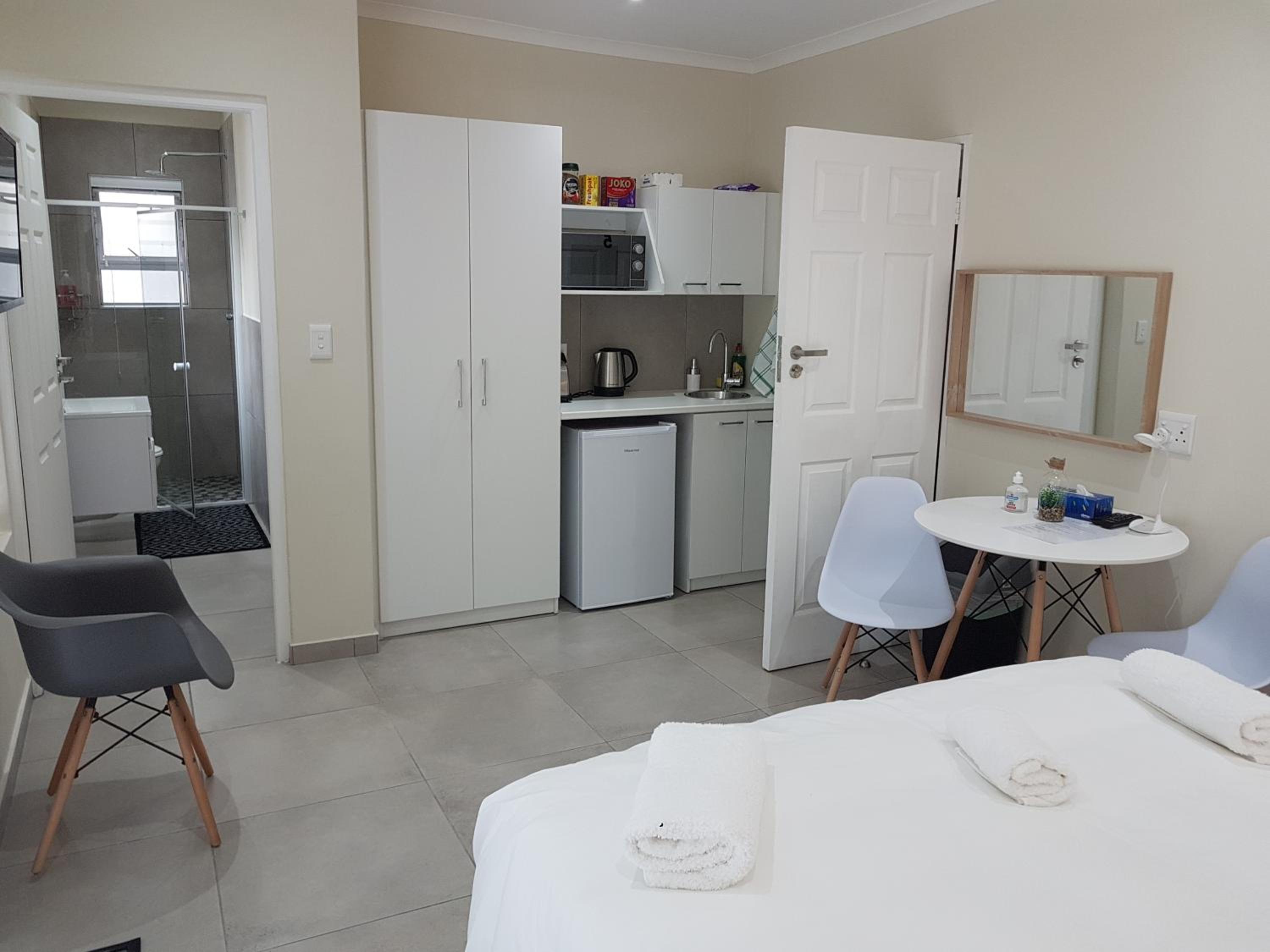 Sharon's House: Modern Self-Catering rooms view 5